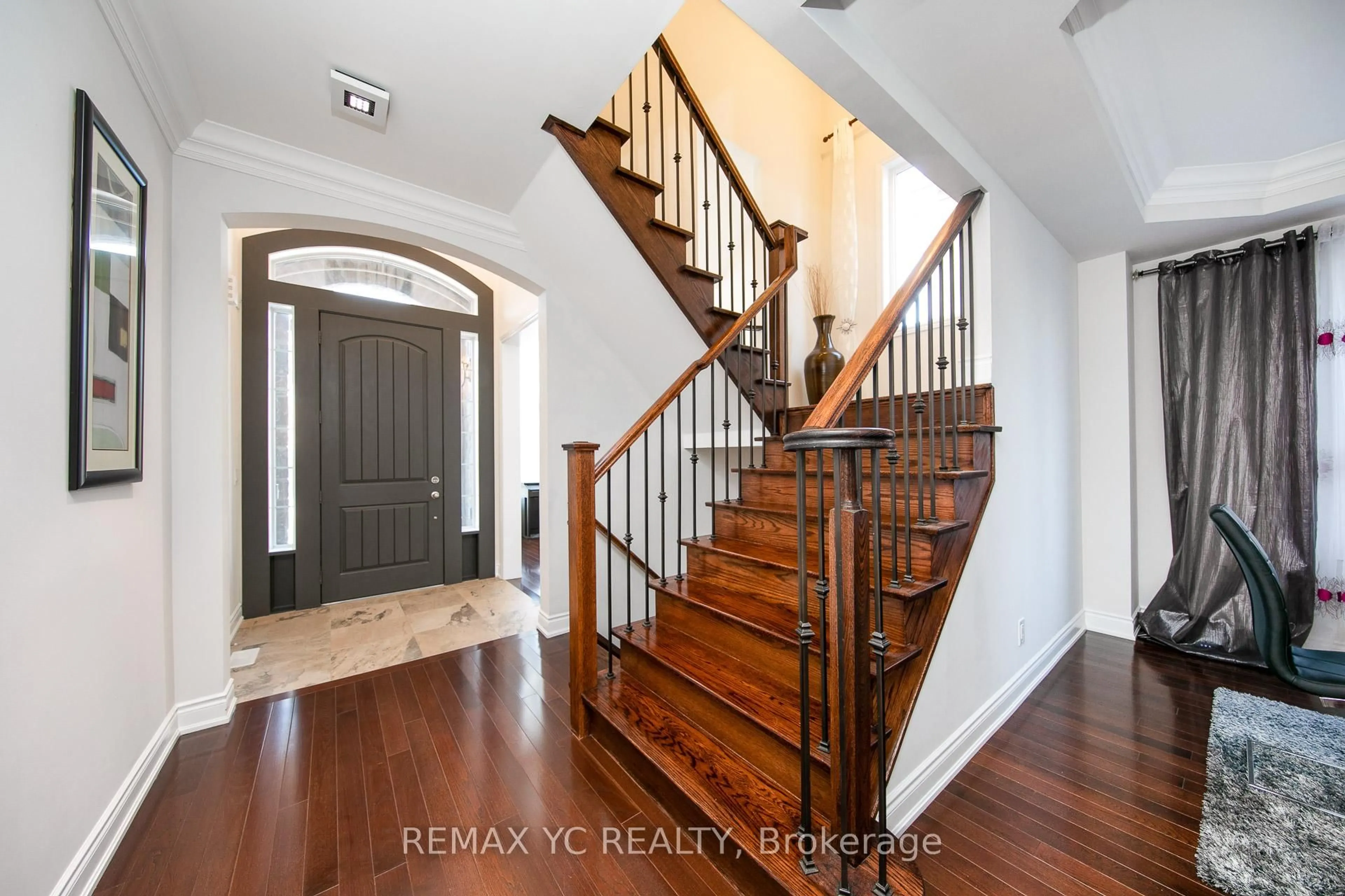 Indoor entryway for 43 Laredo Dr, Richmond Hill Ontario L4S 0E4