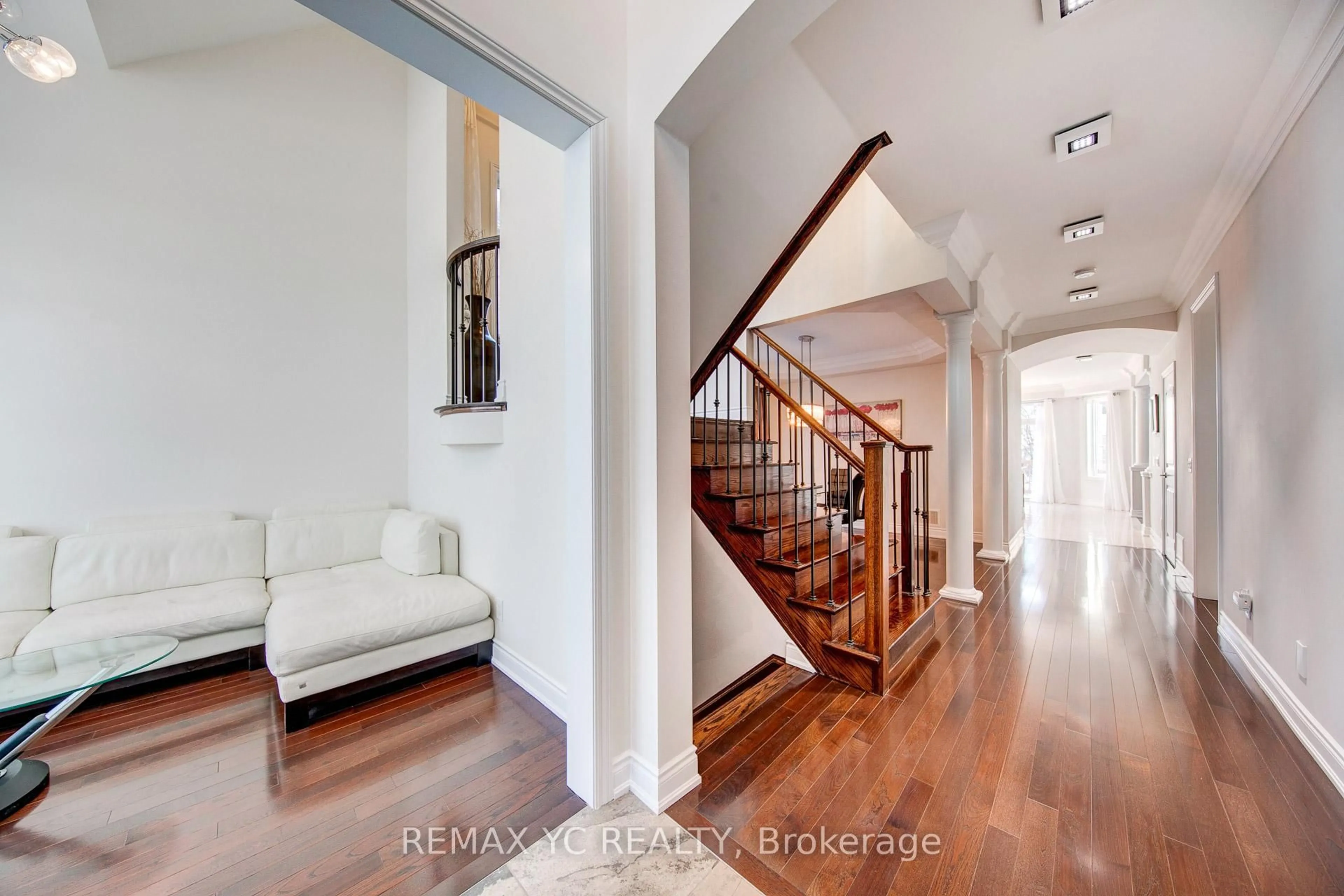 Indoor entryway for 43 Laredo Dr, Richmond Hill Ontario L4S 0E4