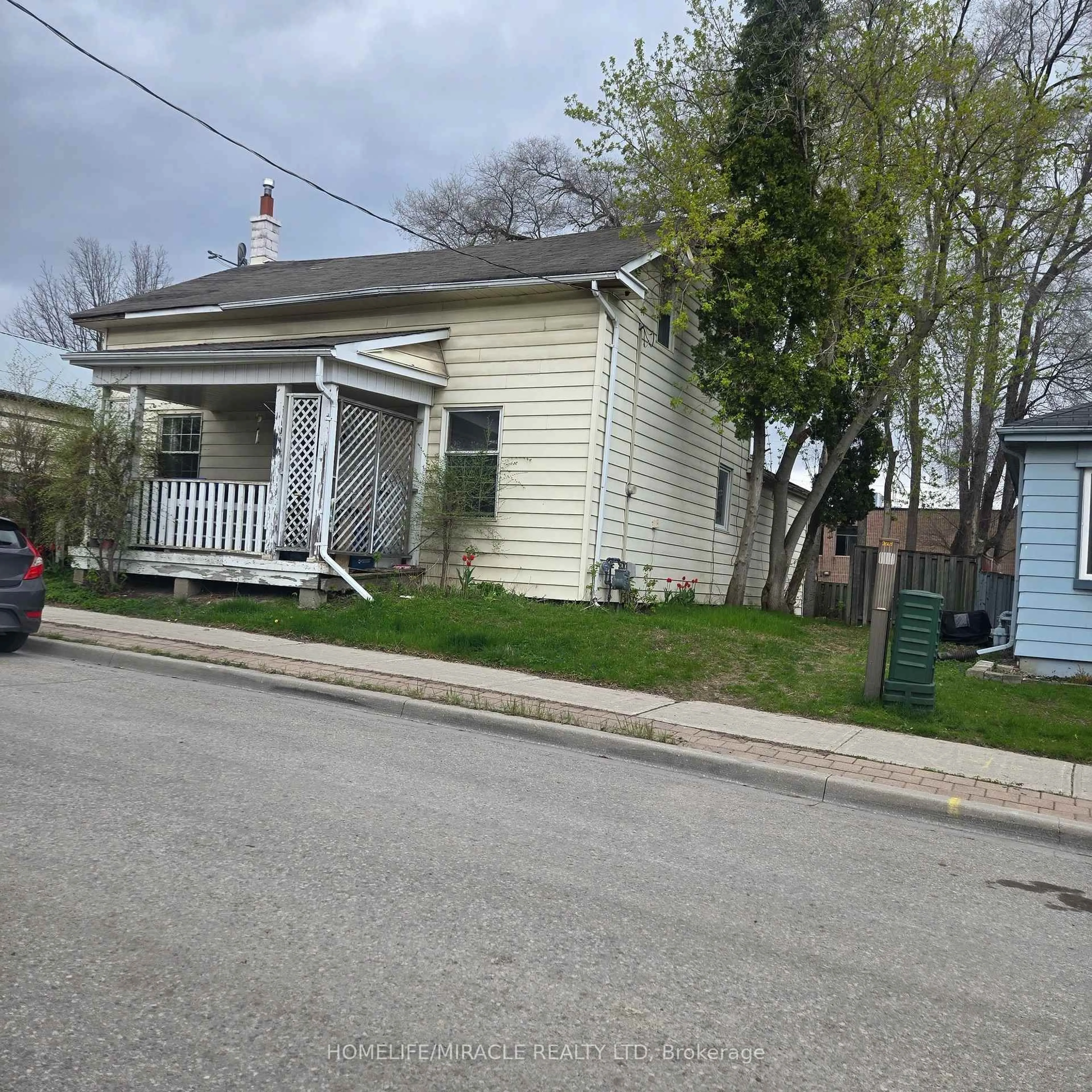 A pic from outside/outdoor area/front of a property/back of a property/a pic from drone, street for 451 Simcoe St, Newmarket Ontario L3Y 2M5