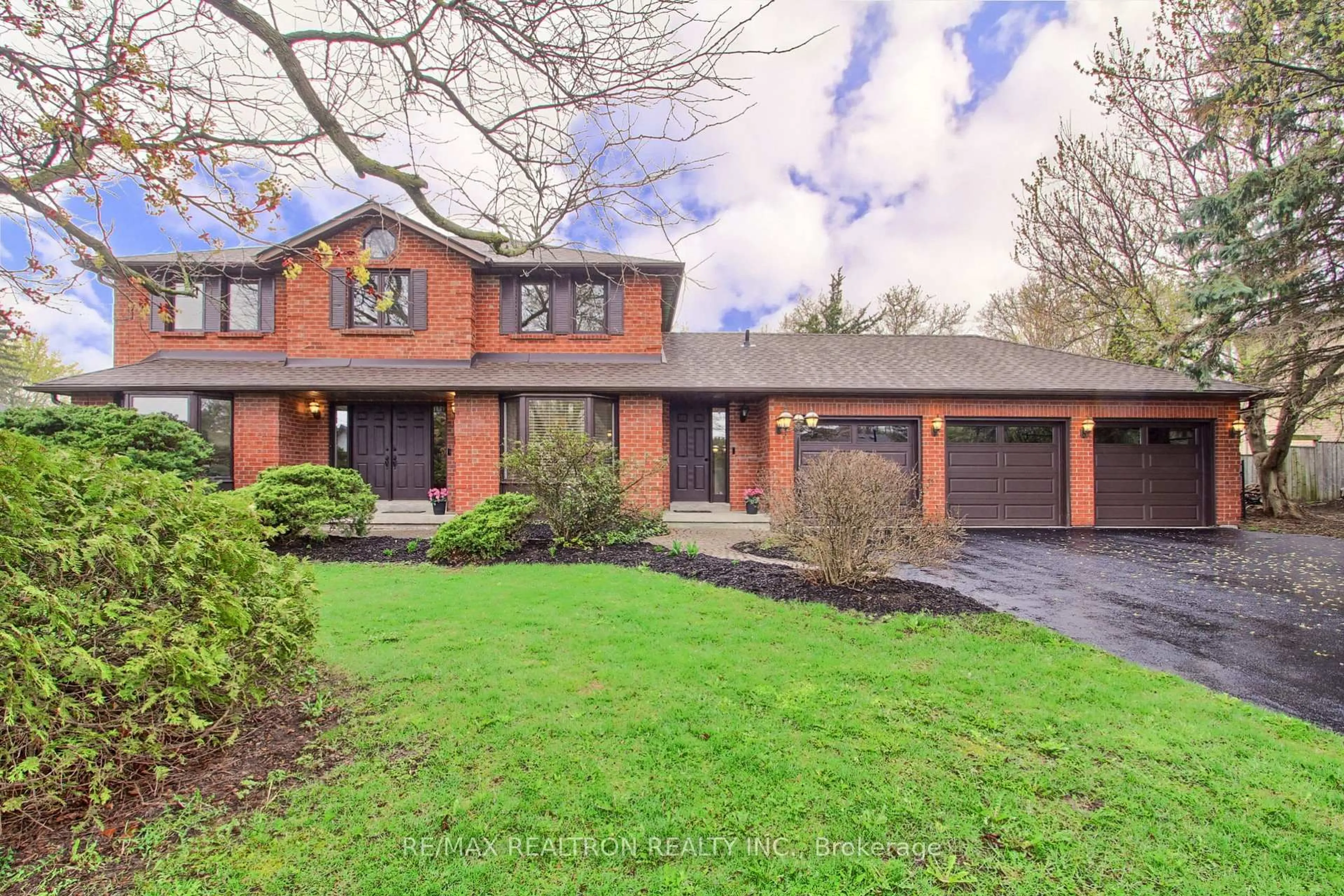 Home with brick exterior material, street for 44 Ward Ave, East Gwillimbury Ontario L0G 1V0