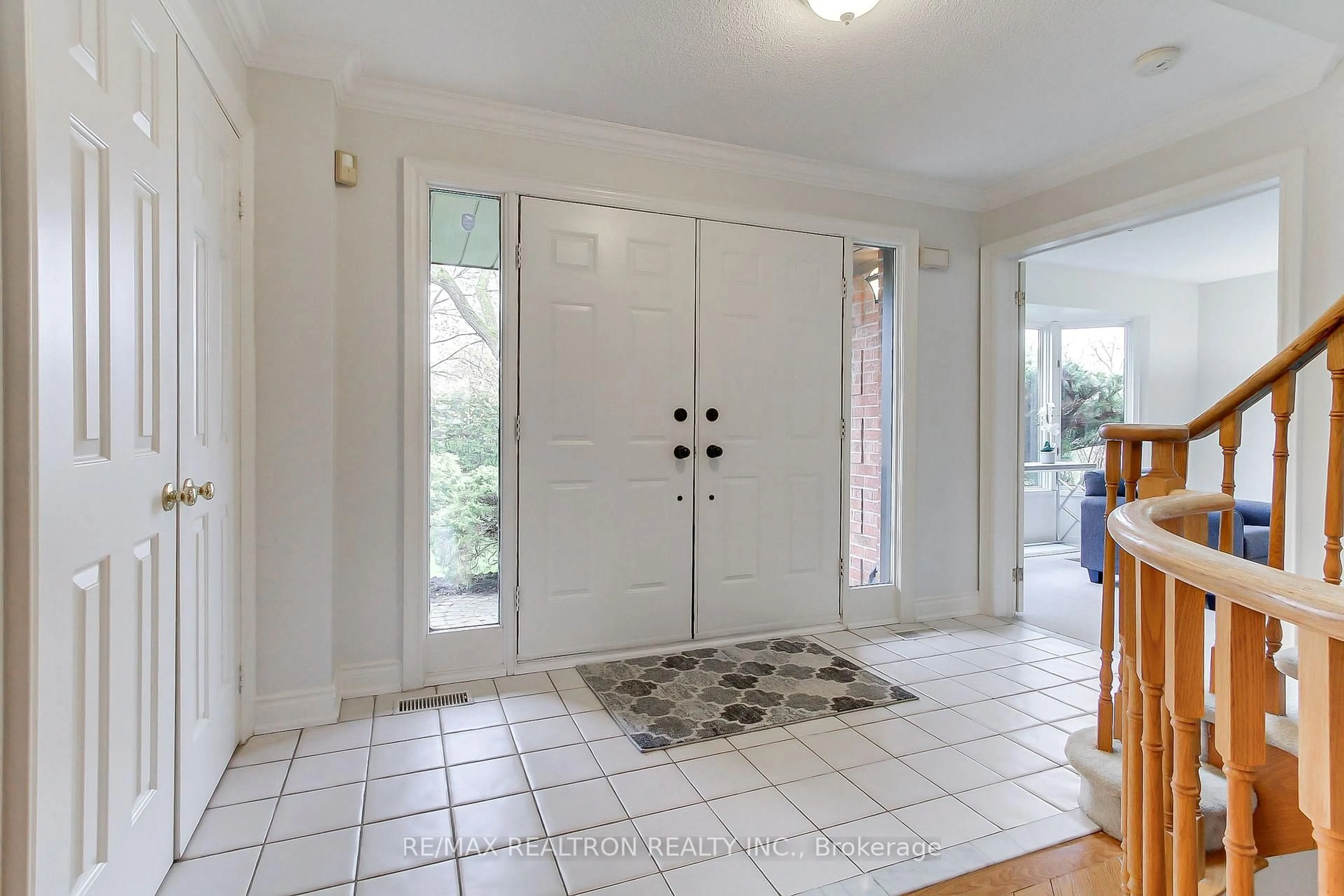 Indoor entryway for 44 Ward Ave, East Gwillimbury Ontario L0G 1V0