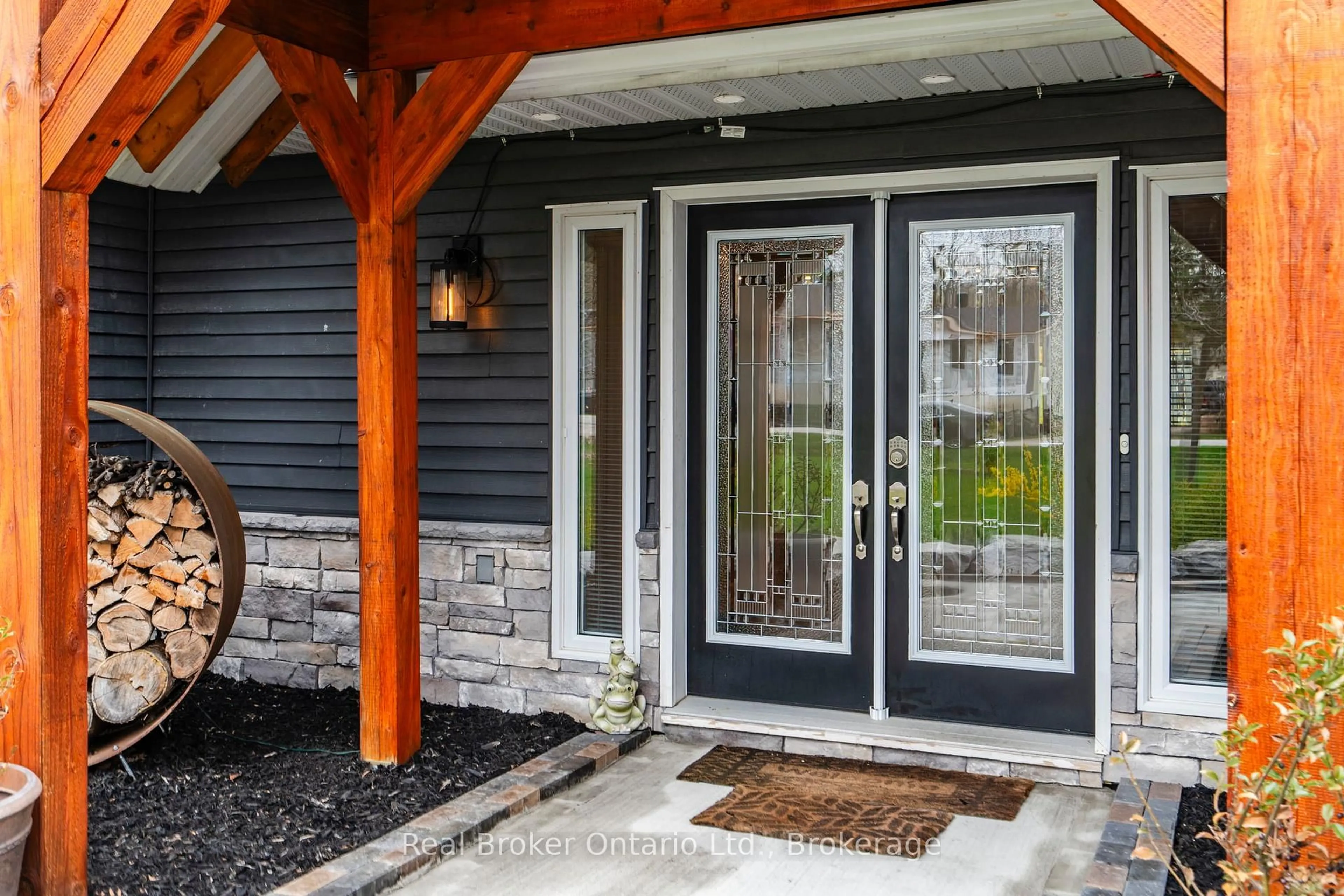 Indoor entryway for 2307 Somers Blvd, Innisfil Ontario L9S 2E8