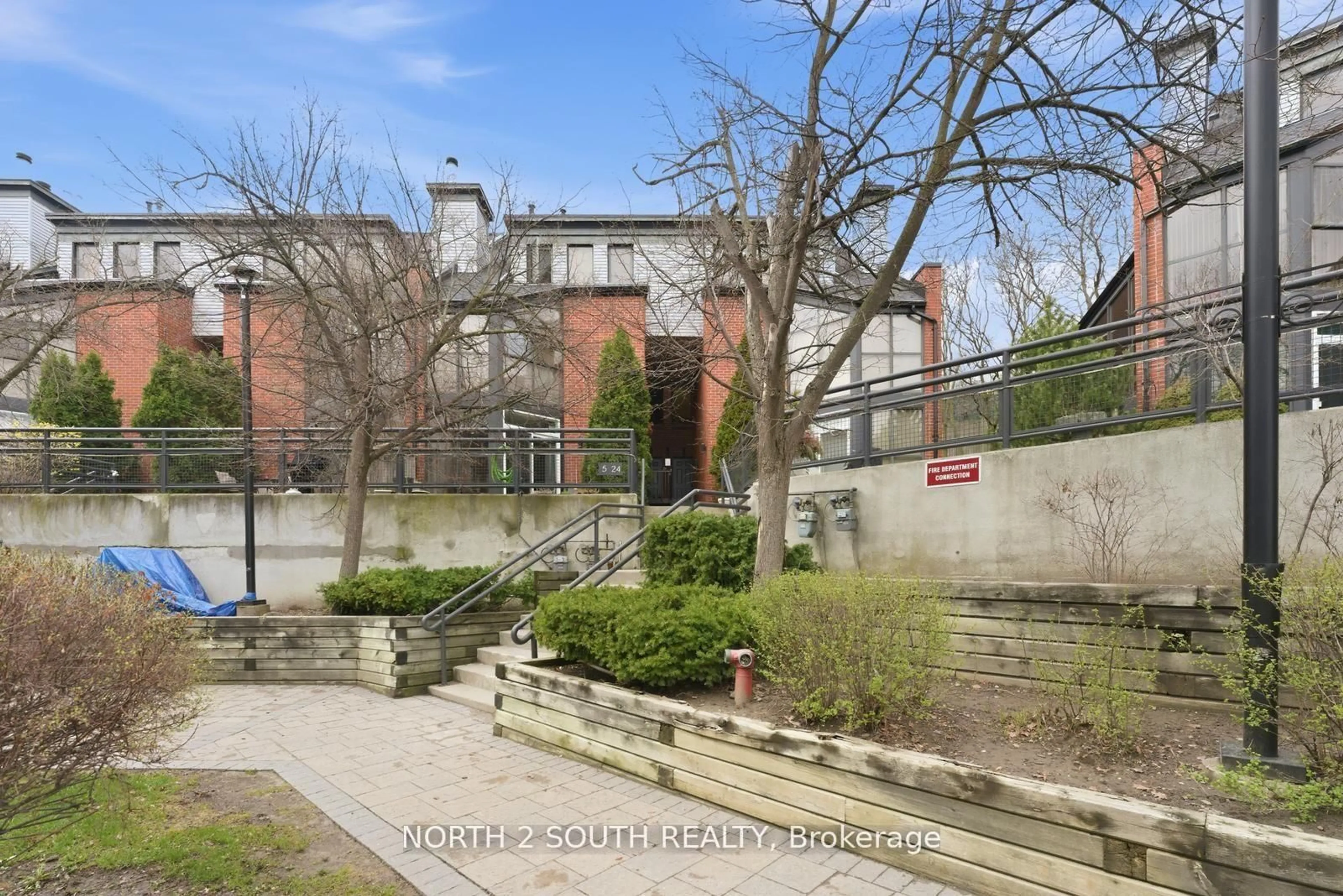 A pic from outside/outdoor area/front of a property/back of a property/a pic from drone, street for 100 Arbors Lane #TH 23, Vaughan Ontario L4L 7G4