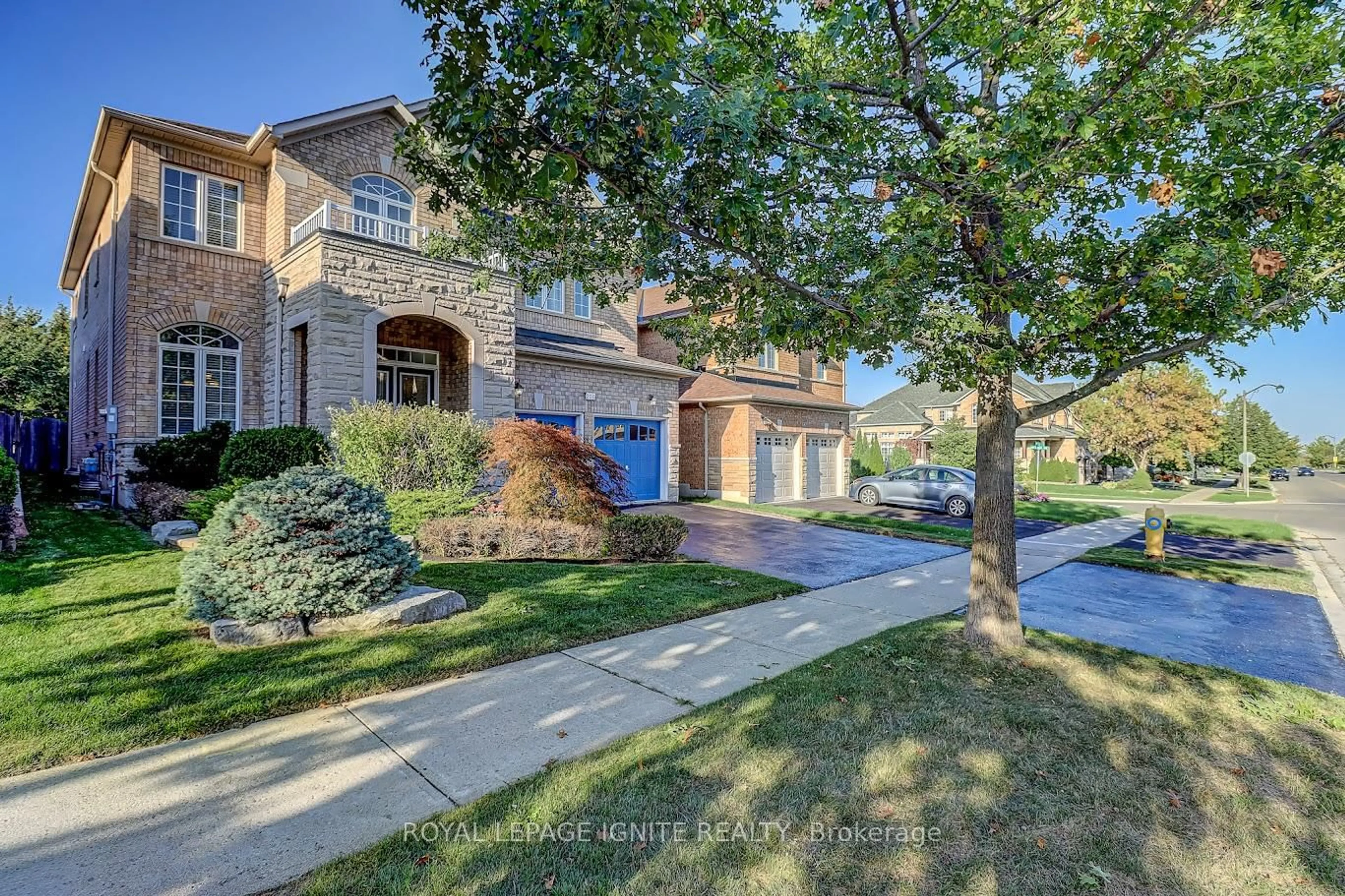 A pic from outside/outdoor area/front of a property/back of a property/a pic from drone, street for 200 Ivy Glen Dr, Vaughan Ontario L6A 0P1