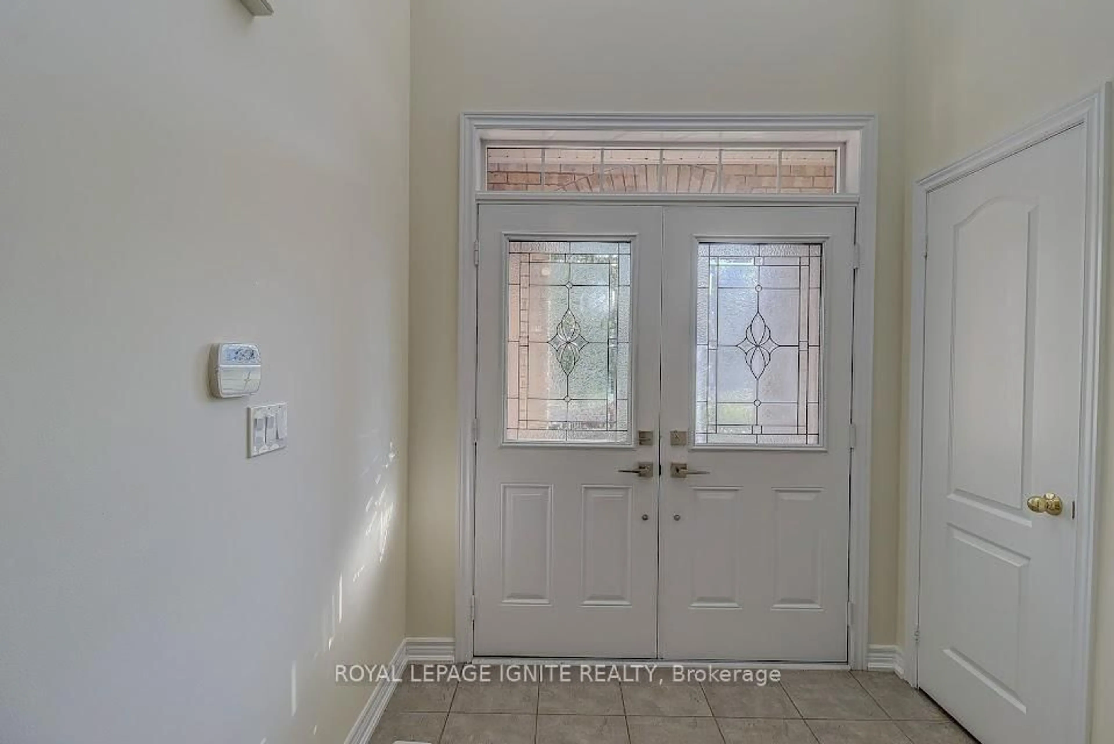 Indoor entryway for 200 Ivy Glen Dr, Vaughan Ontario L6A 0P1