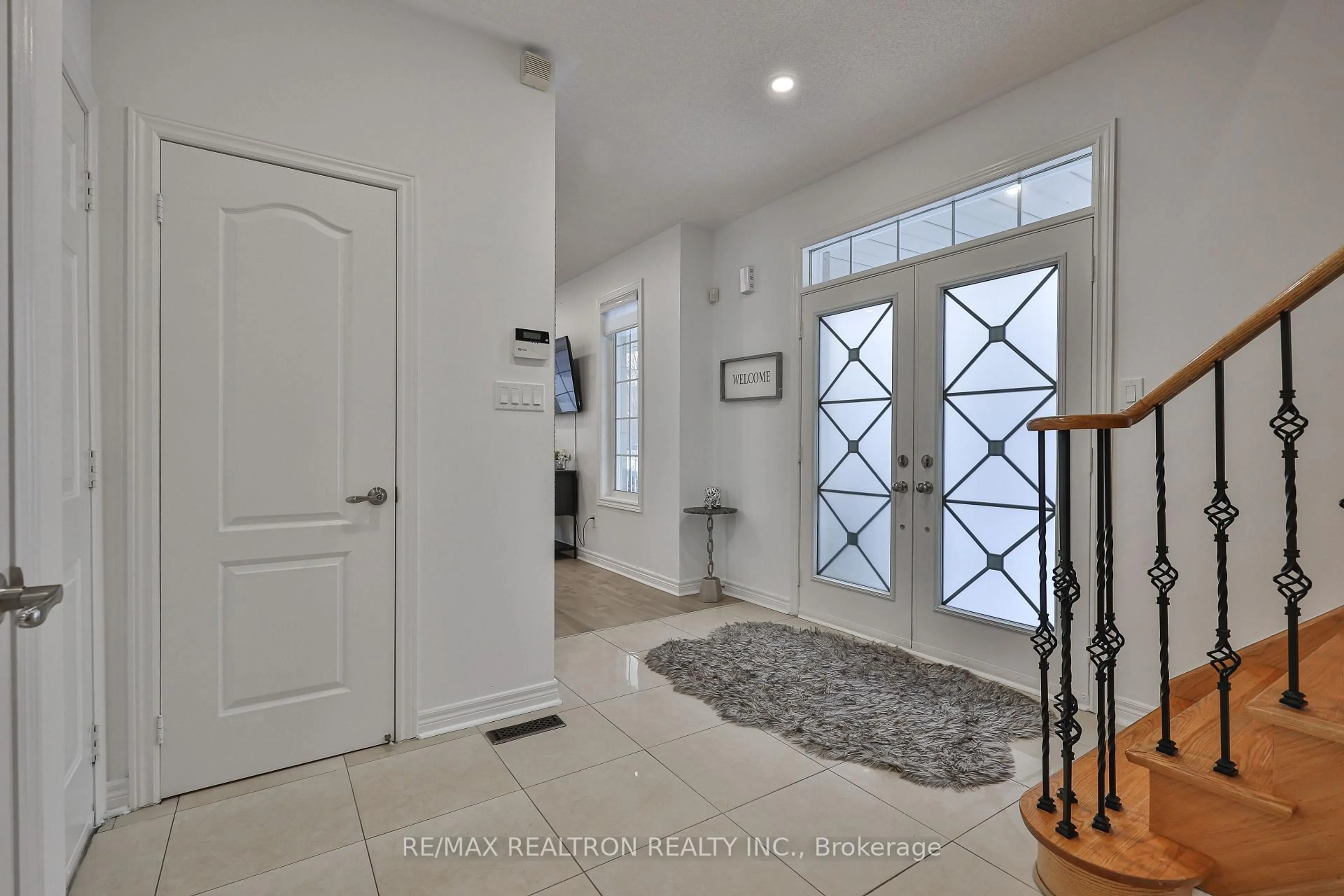 Indoor entryway for 23 Sunridge St, Richmond Hill Ontario L4E 3T5
