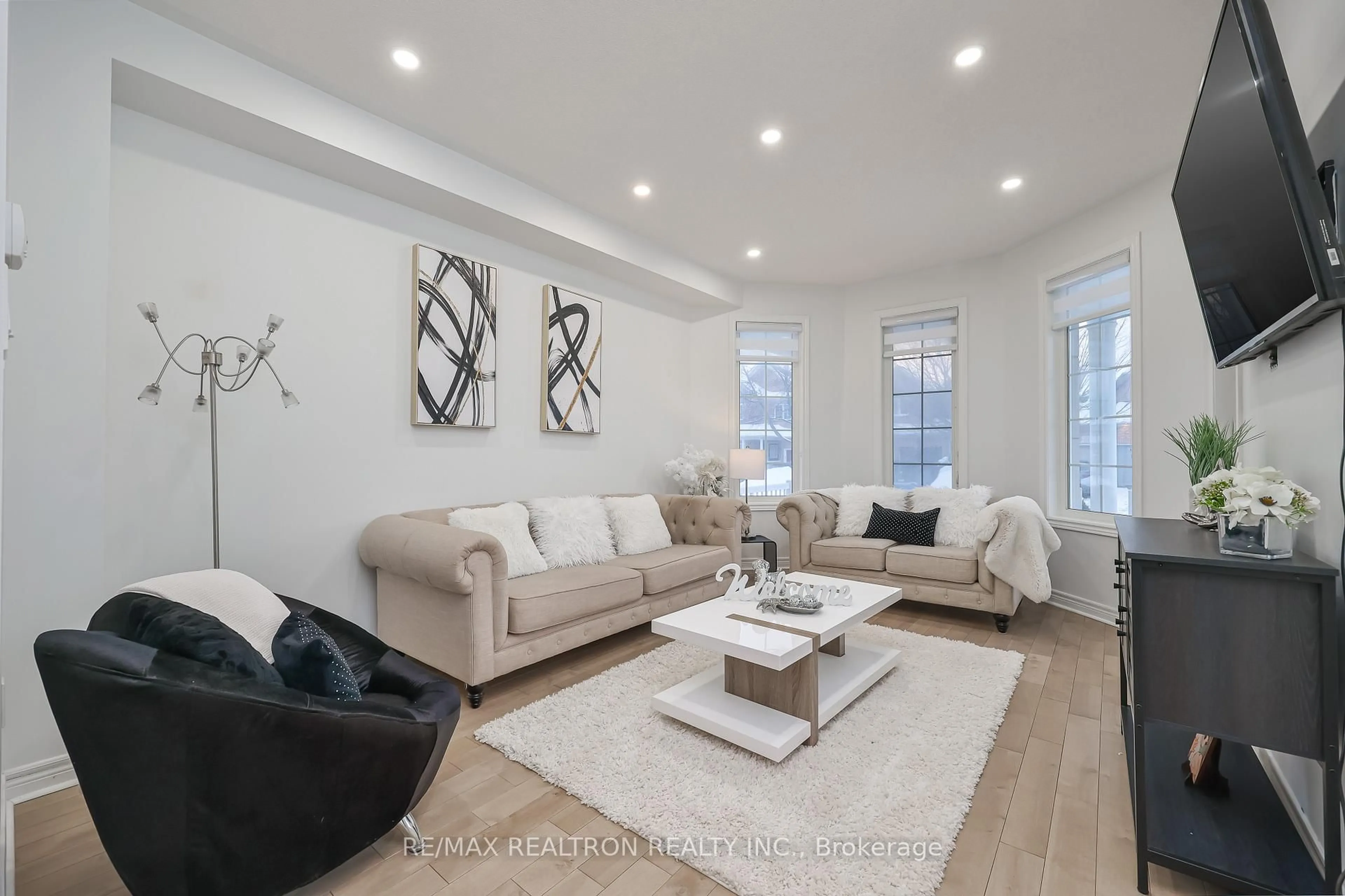 Living room with furniture, unknown for 23 Sunridge St, Richmond Hill Ontario L4E 3T5