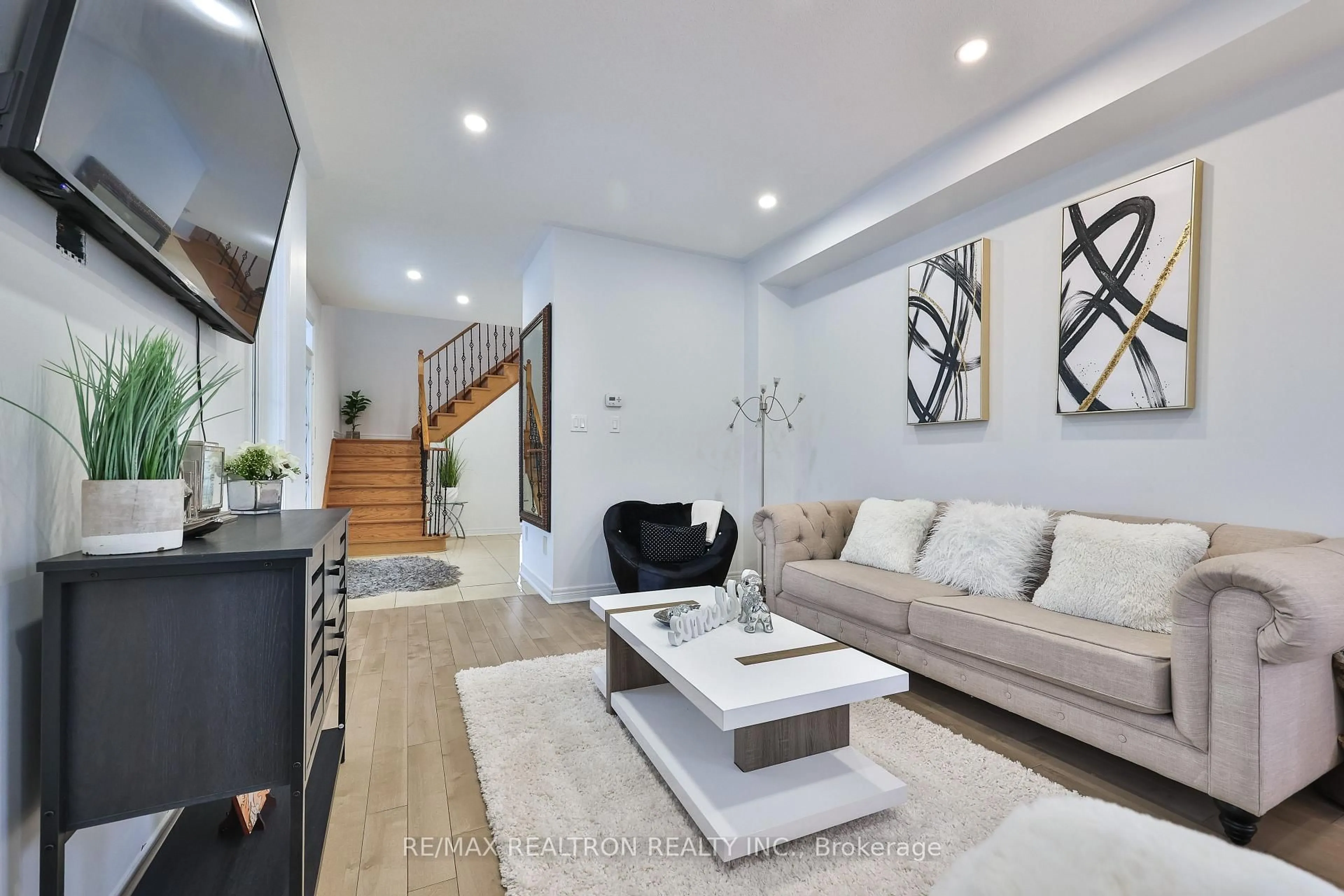 Living room with furniture, unknown for 23 Sunridge St, Richmond Hill Ontario L4E 3T5