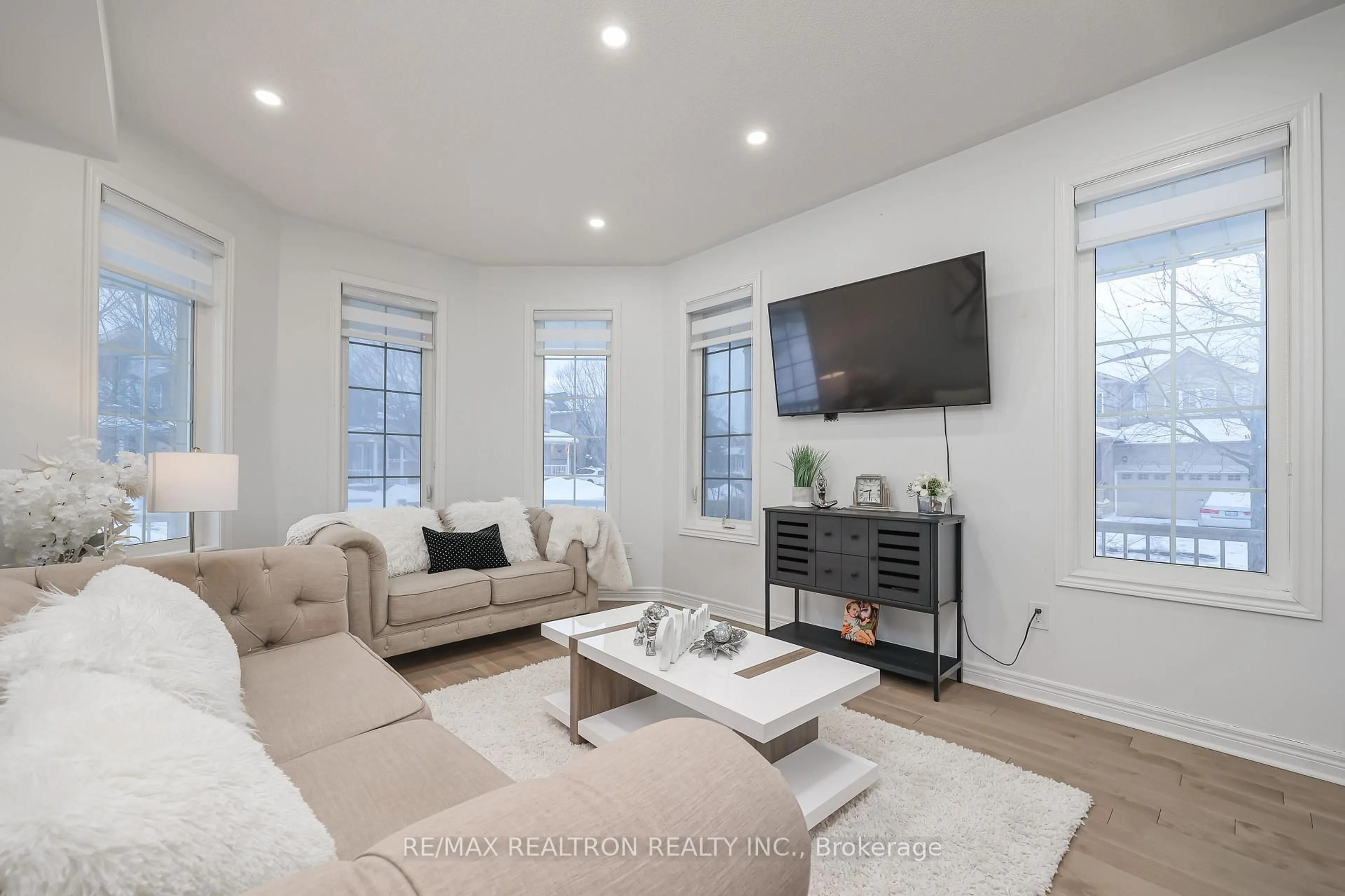 Living room with furniture, unknown for 23 Sunridge St, Richmond Hill Ontario L4E 3T5