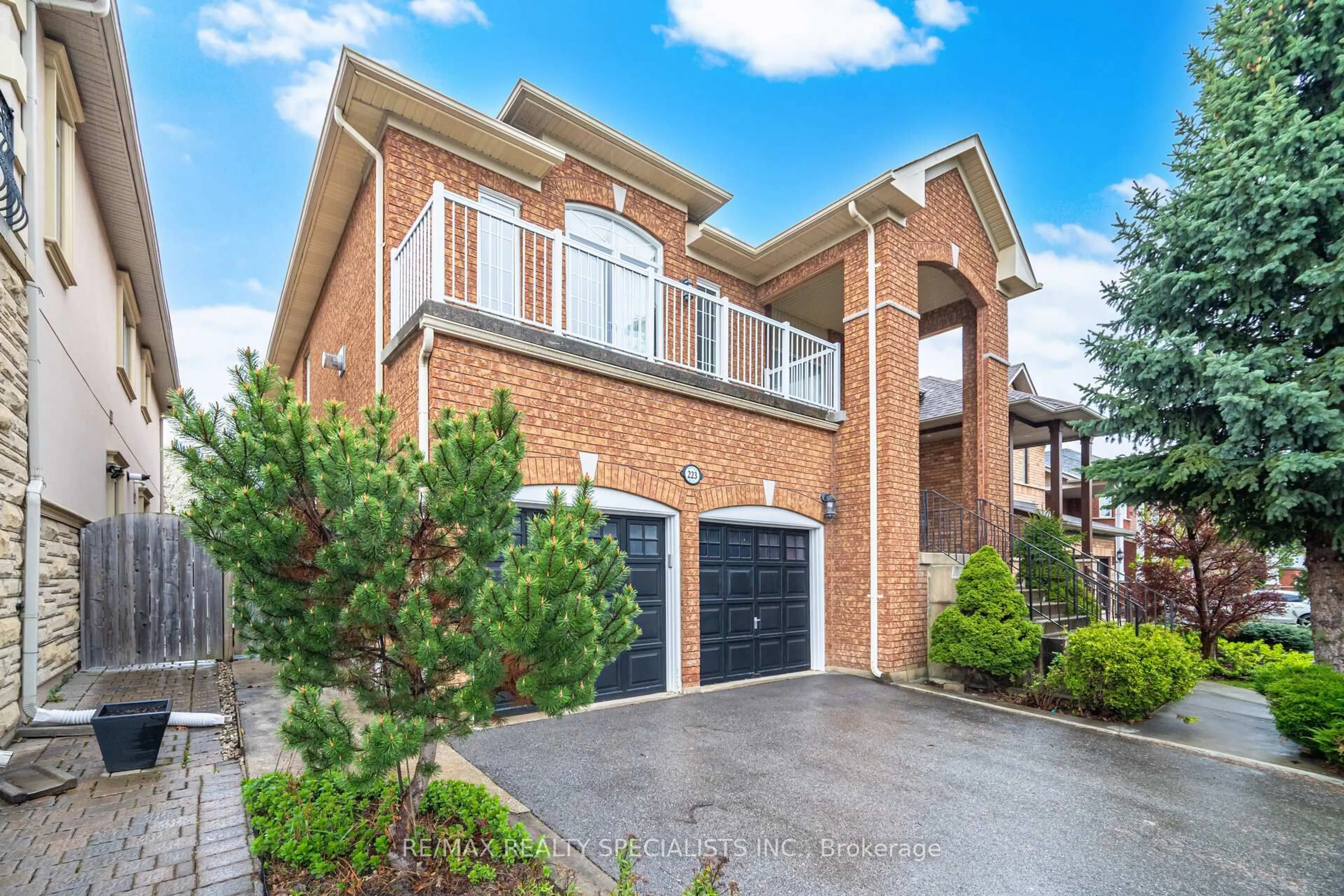 Home with brick exterior material, street for 223 Sonoma Blvd, Vaughan Ontario L4H 1P2