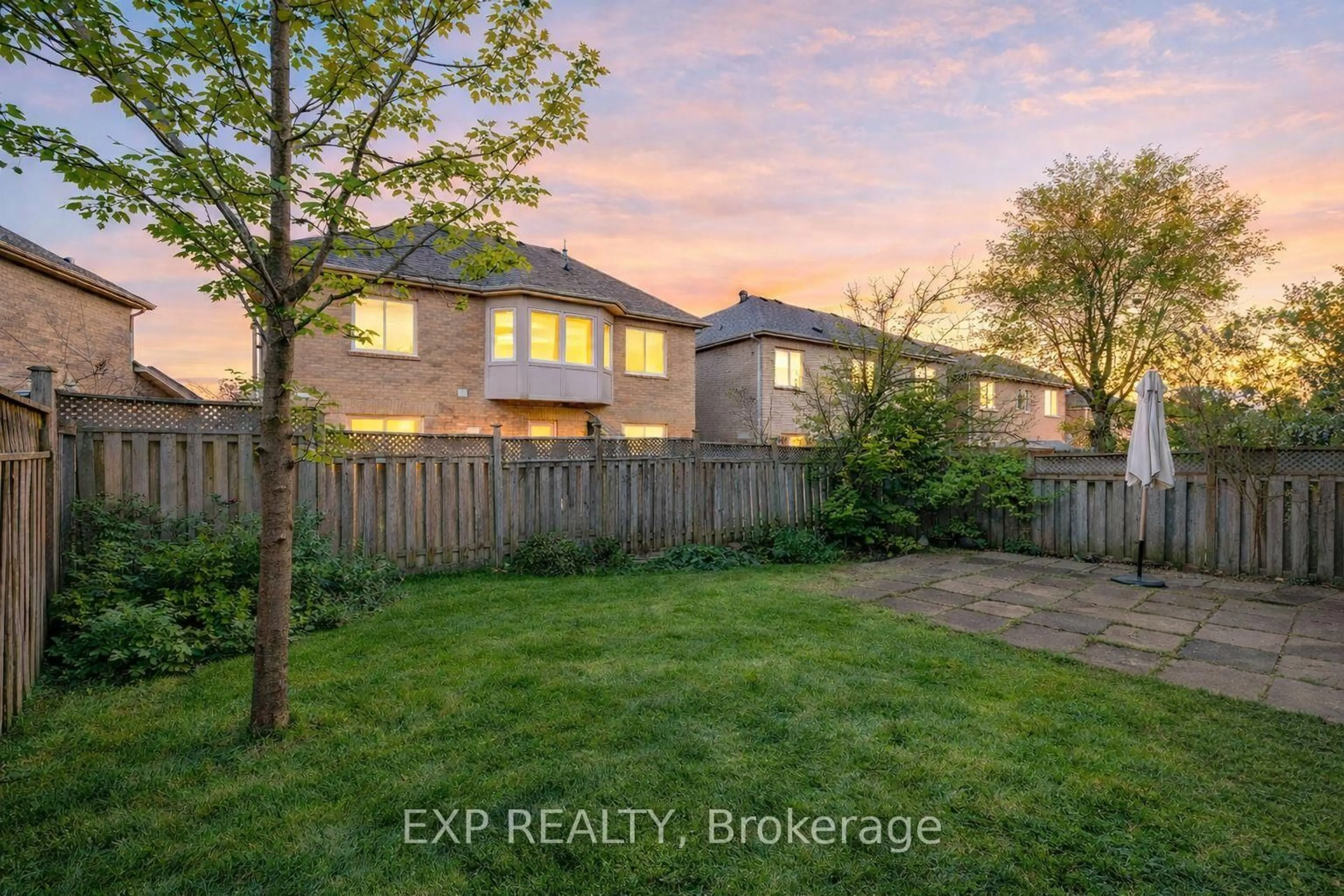 A pic from outside/outdoor area/front of a property/back of a property/a pic from drone, street for 73 Kimono Cres, Richmond Hill Ontario L4S 2G1