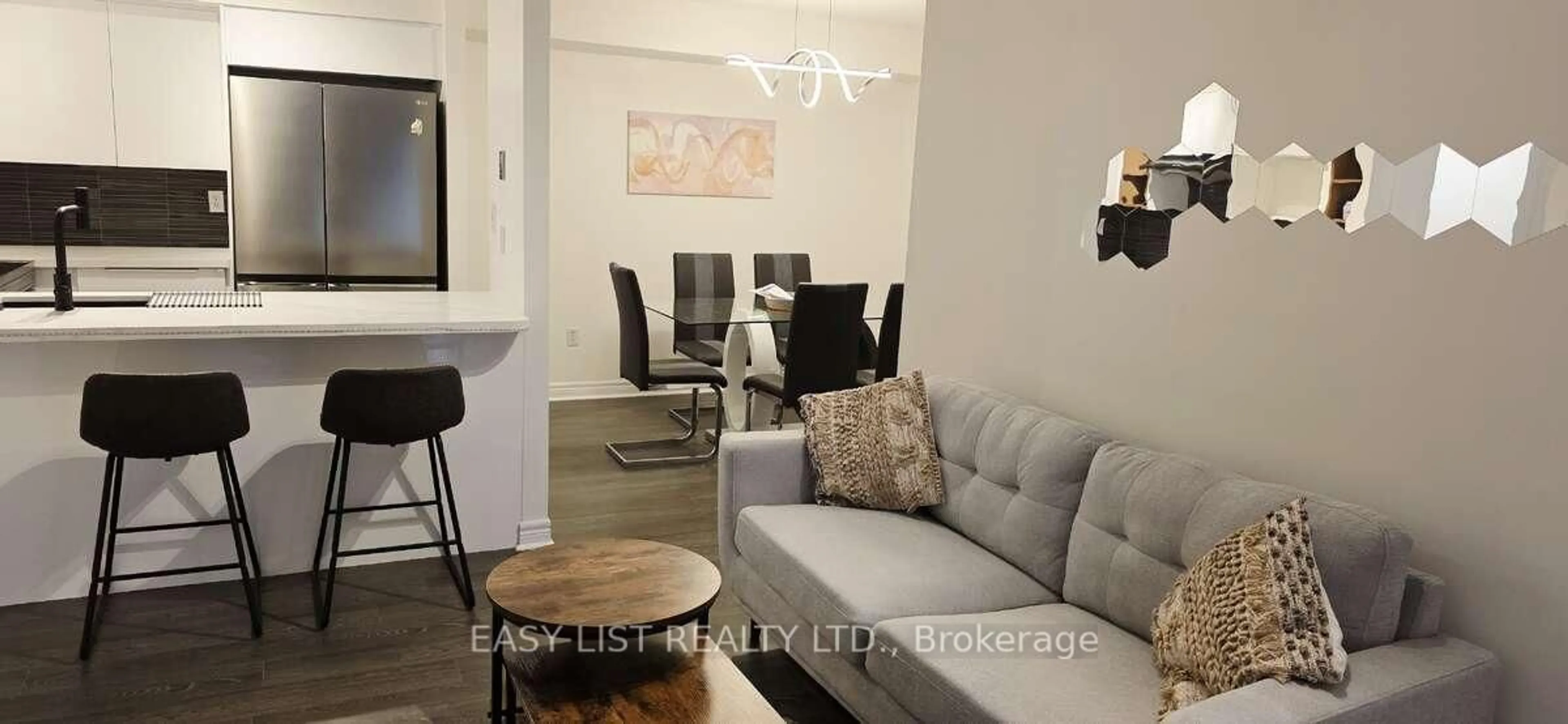 Living room with furniture, wood/laminate floor for 75 Weldrick Rd #613, Richmond Hill Ontario L4C 0H9