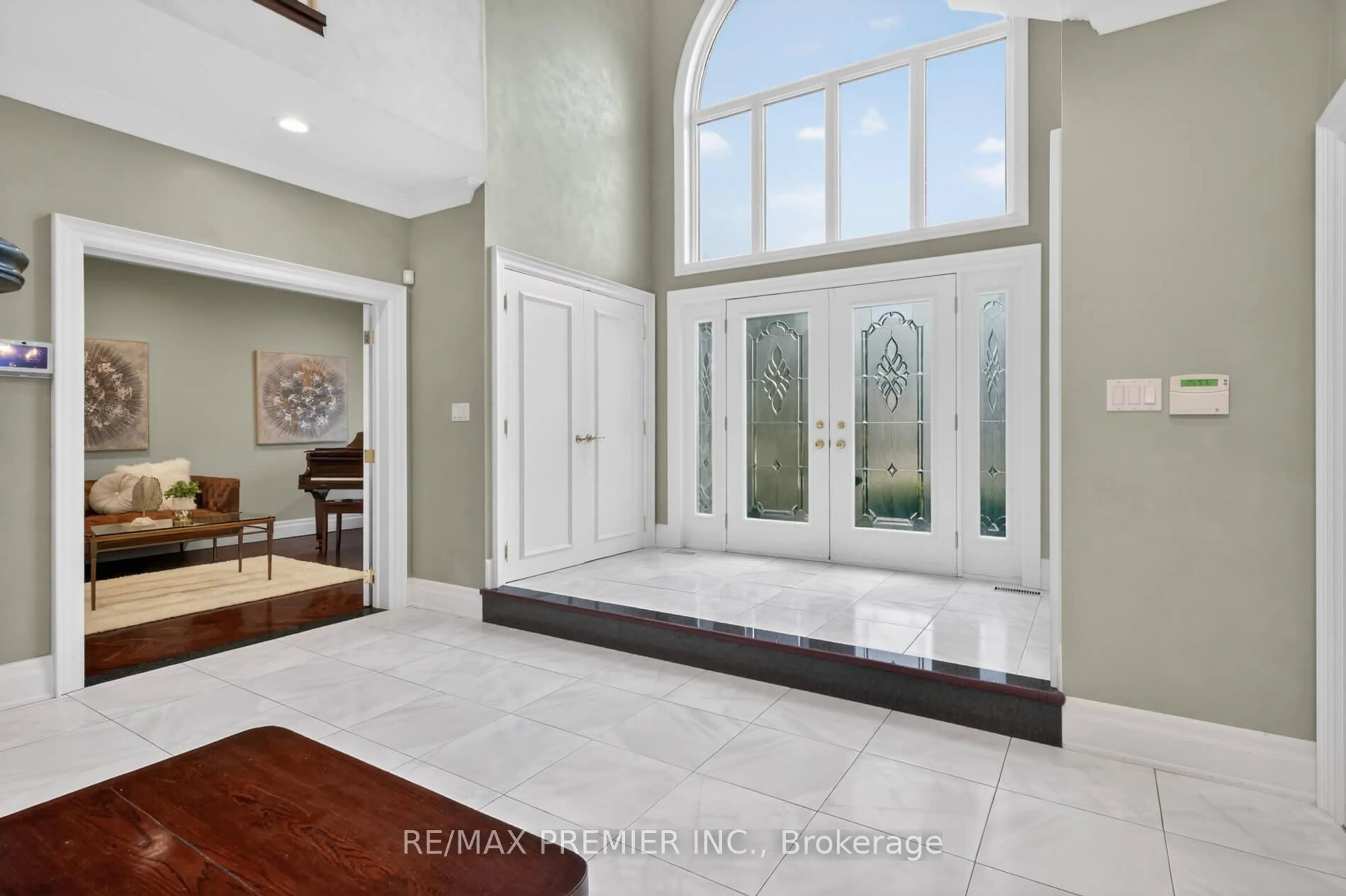 Indoor entryway for 46 Deerchase Circ, Vaughan Ontario L4H 1B4