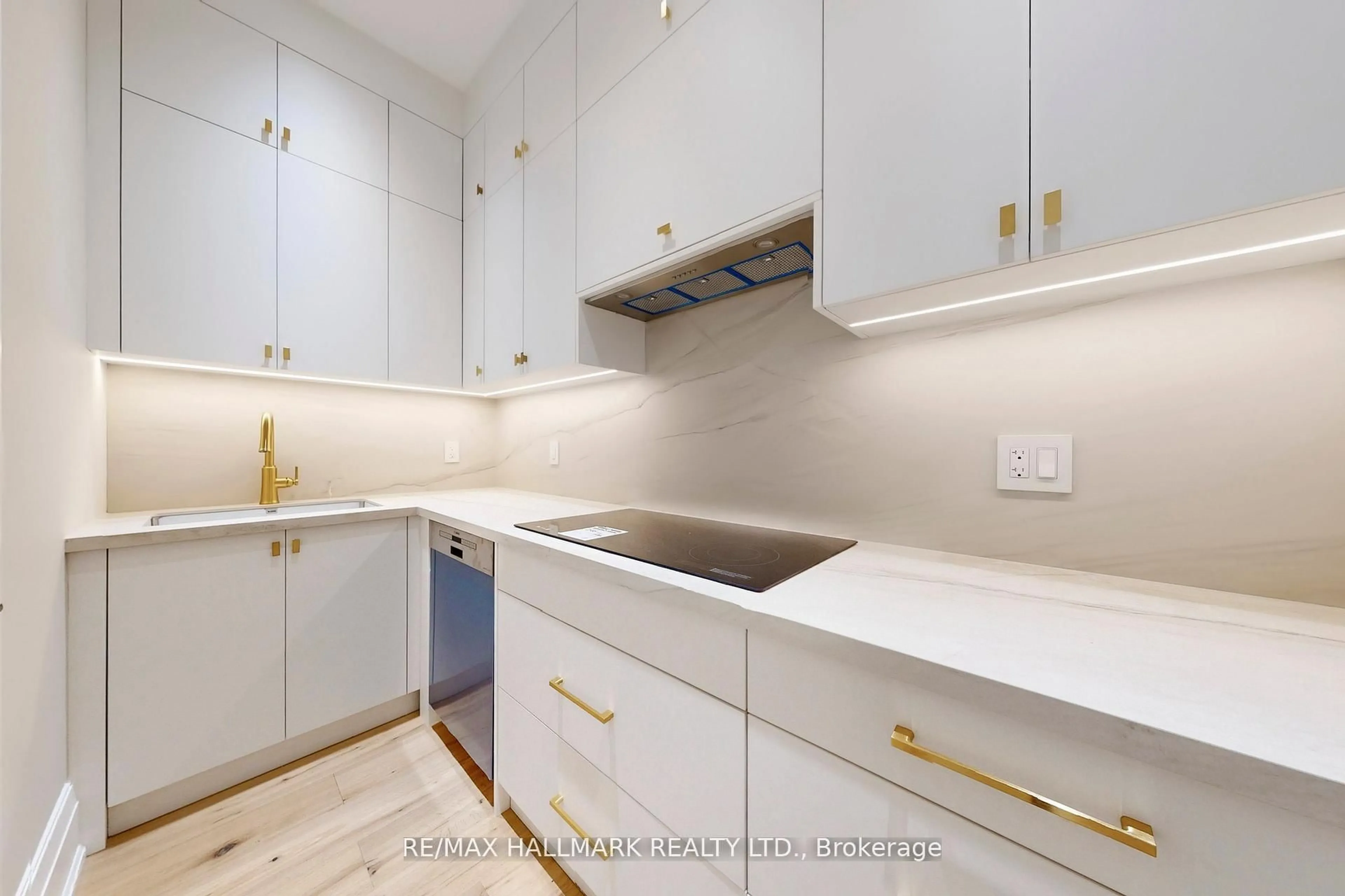 Standard kitchen, ceramic/tile floor for 152 Olde Bayview Ave, Richmond Hill Ontario L4E 3C6
