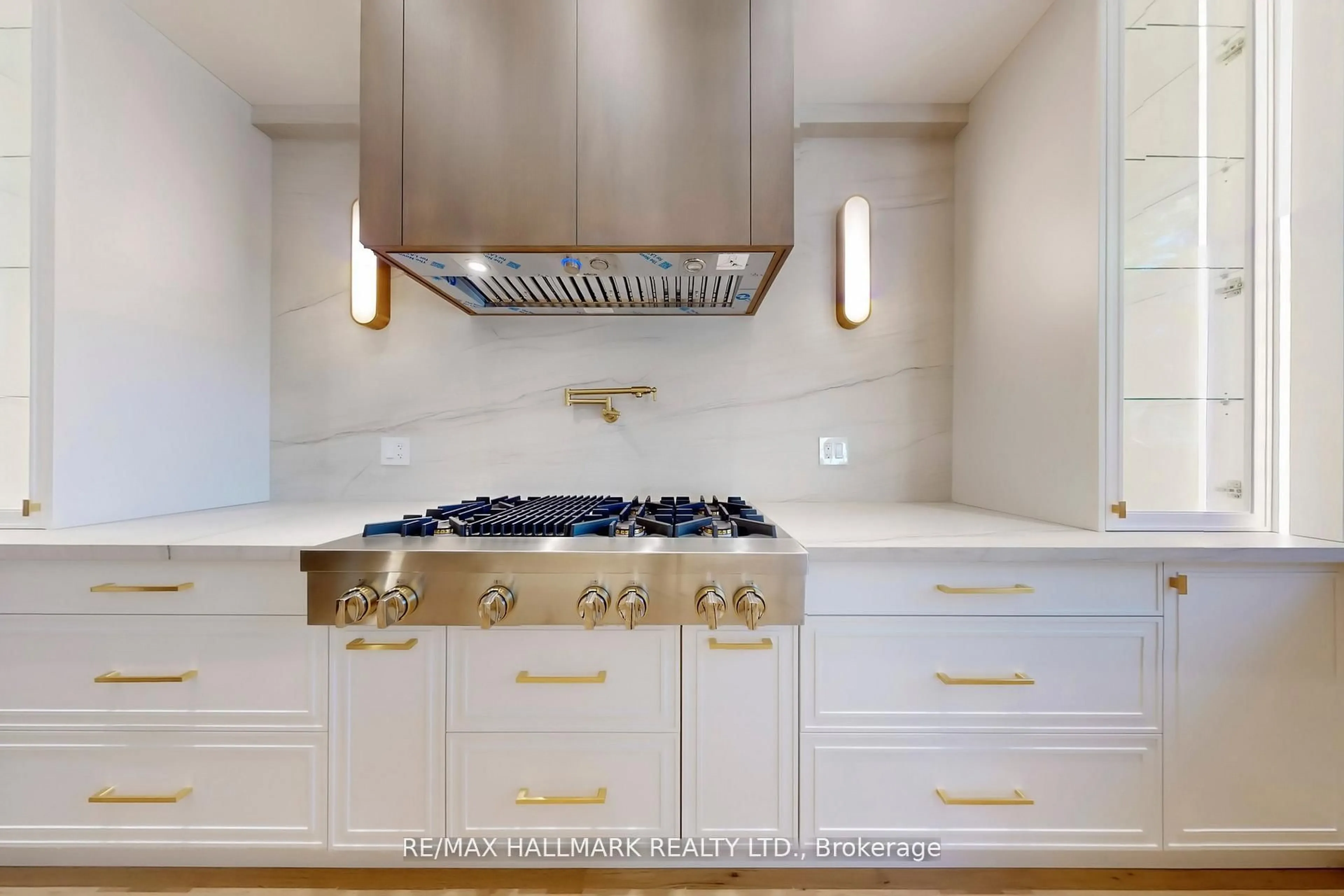 Contemporary kitchen, ceramic/tile floor for 152 Olde Bayview Ave, Richmond Hill Ontario L4E 3C6