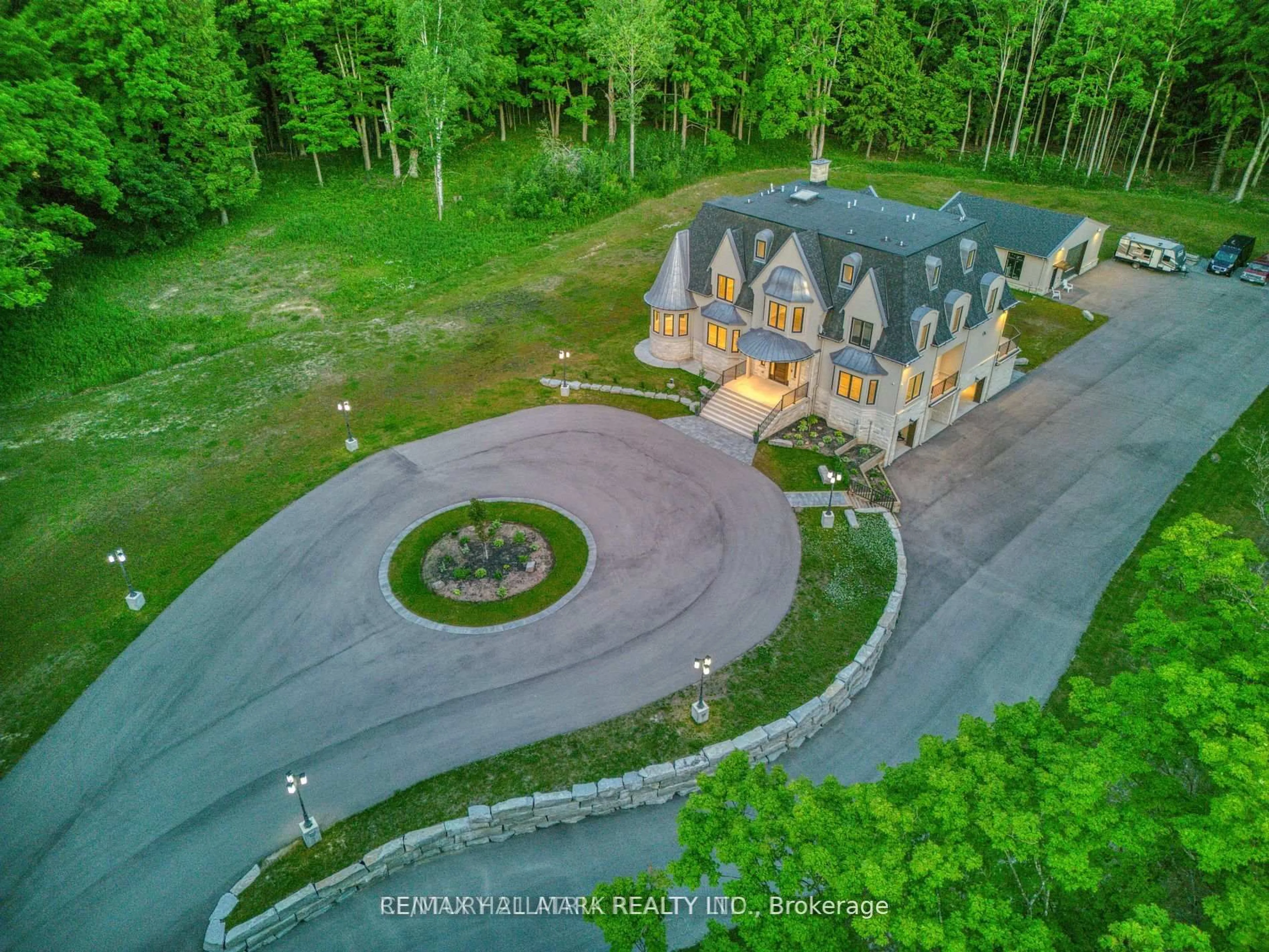 A pic from outside/outdoor area/front of a property/back of a property/a pic from drone, unknown for 3225 Davis Dr, Whitchurch-Stouffville Ontario L4A 2P8