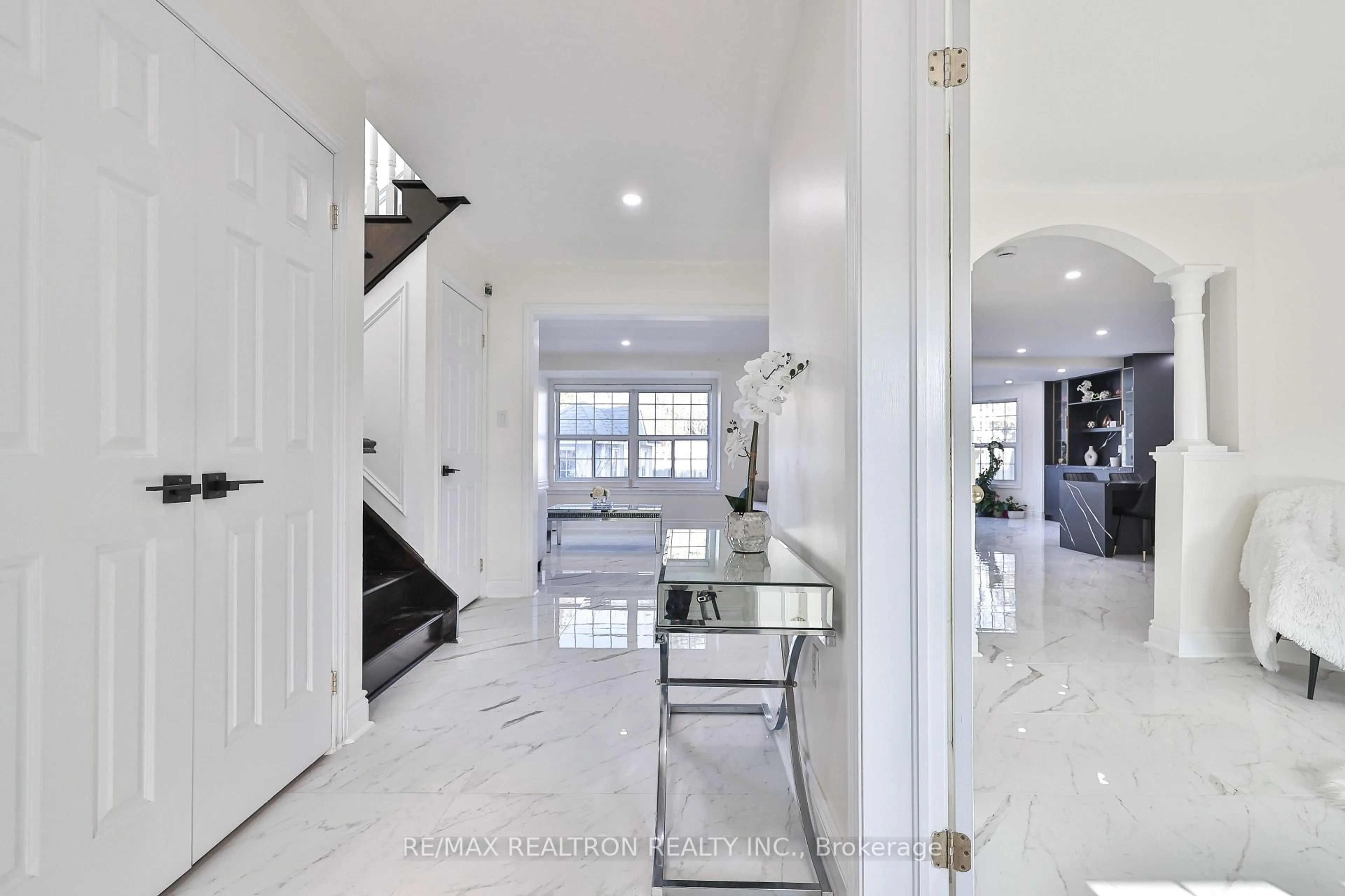 Indoor entryway for 25 Highcastle Ave, Georgina Ontario L4P 4B4