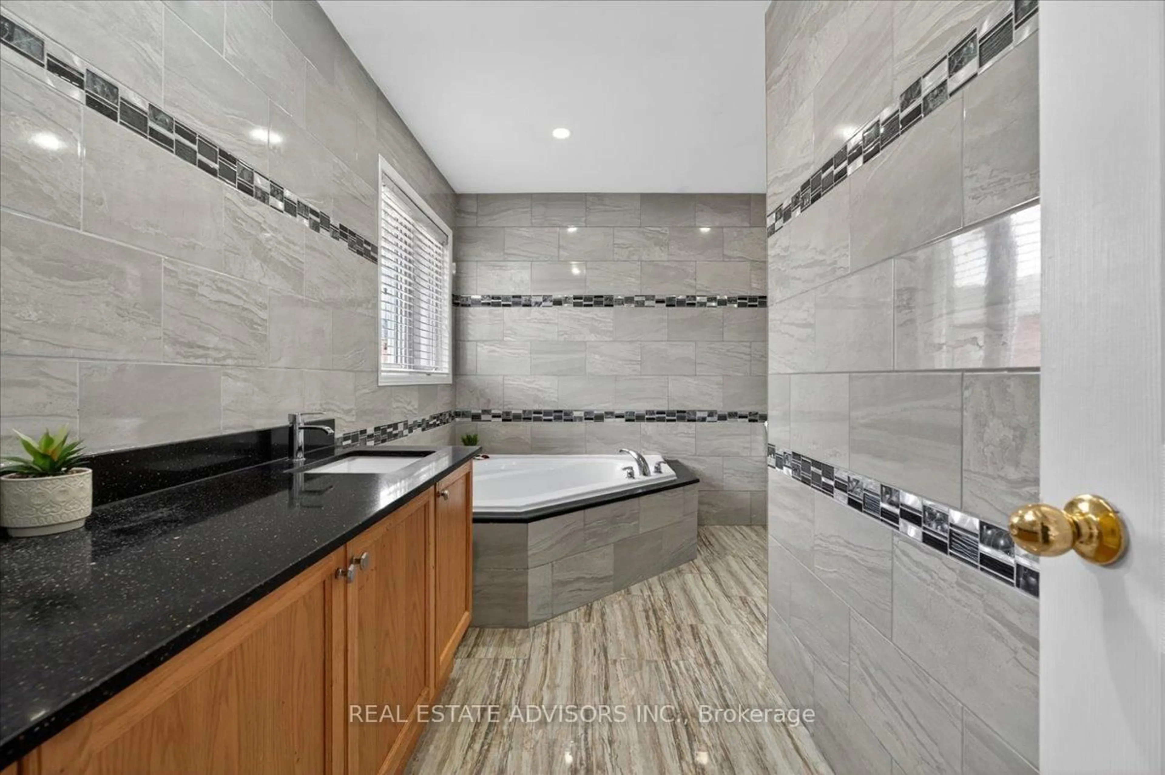 Contemporary bathroom, ceramic/tile floor for 556 Forsyth Farm Dr, Whitchurch-Stouffville Ontario L4A 0N3