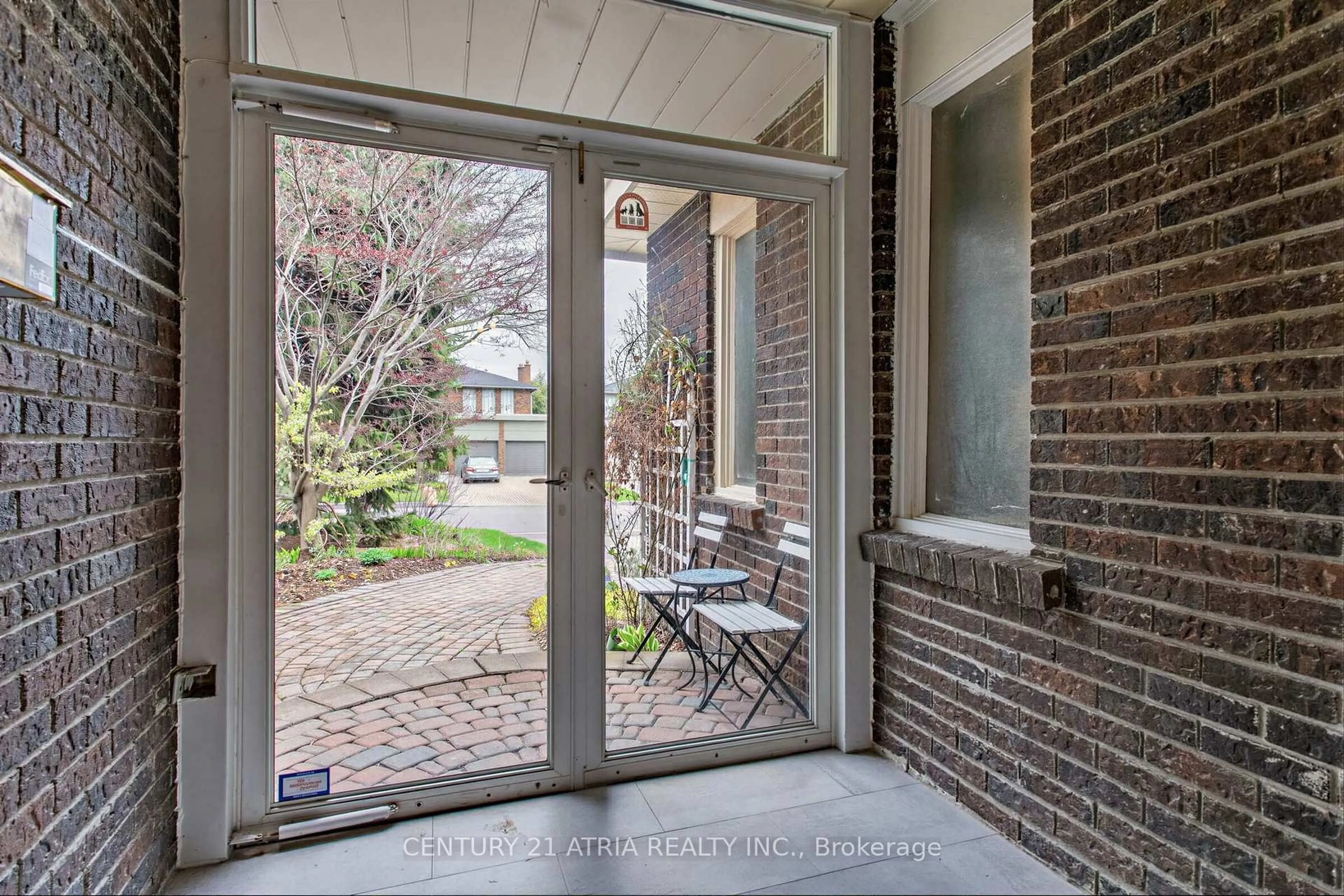 Indoor entryway for 12 Granada Crt, Markham Ontario L3T 4V4