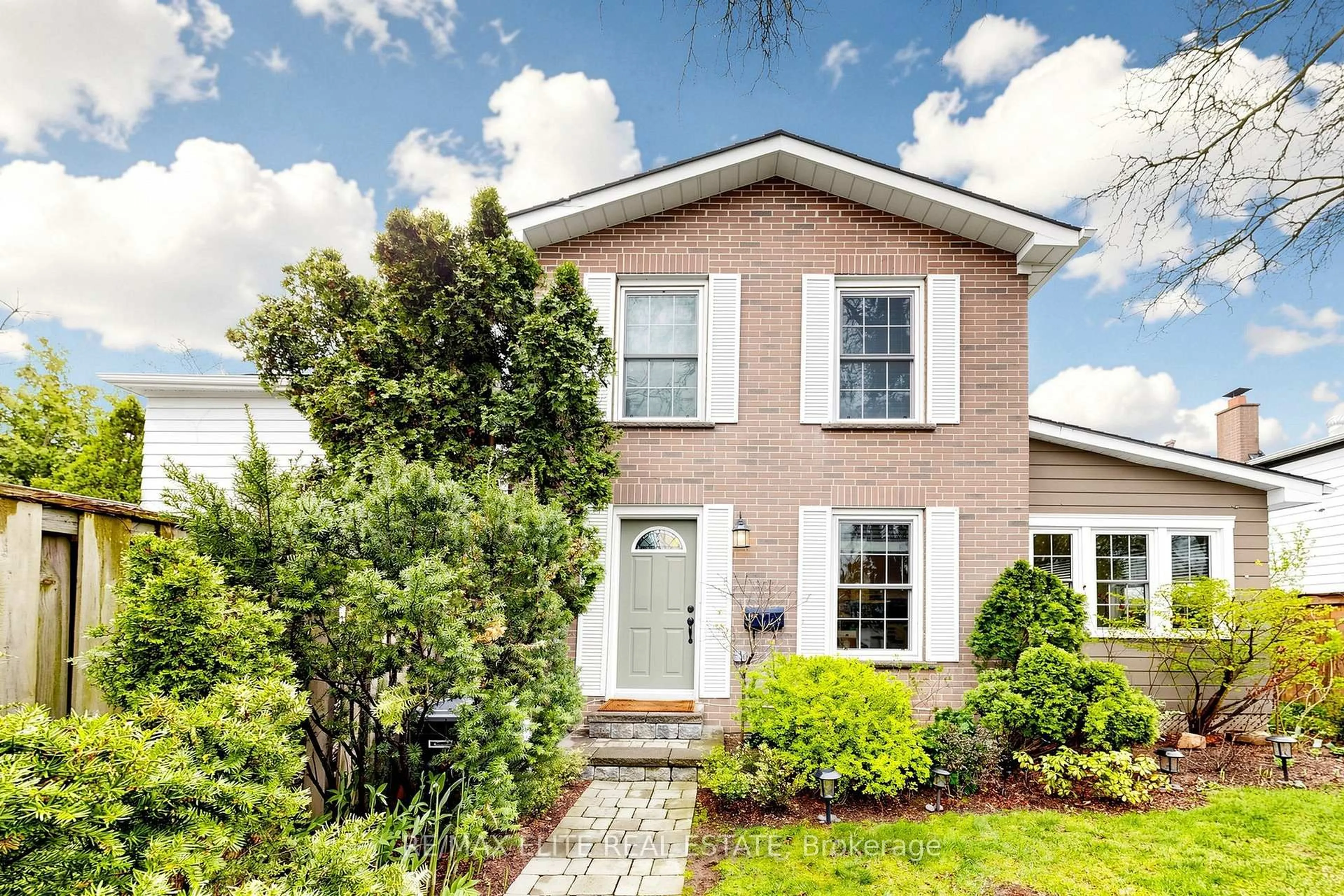 Home with brick exterior material, street for 74 Lillooet Cres, Richmond Hill Ontario L4C 5A7