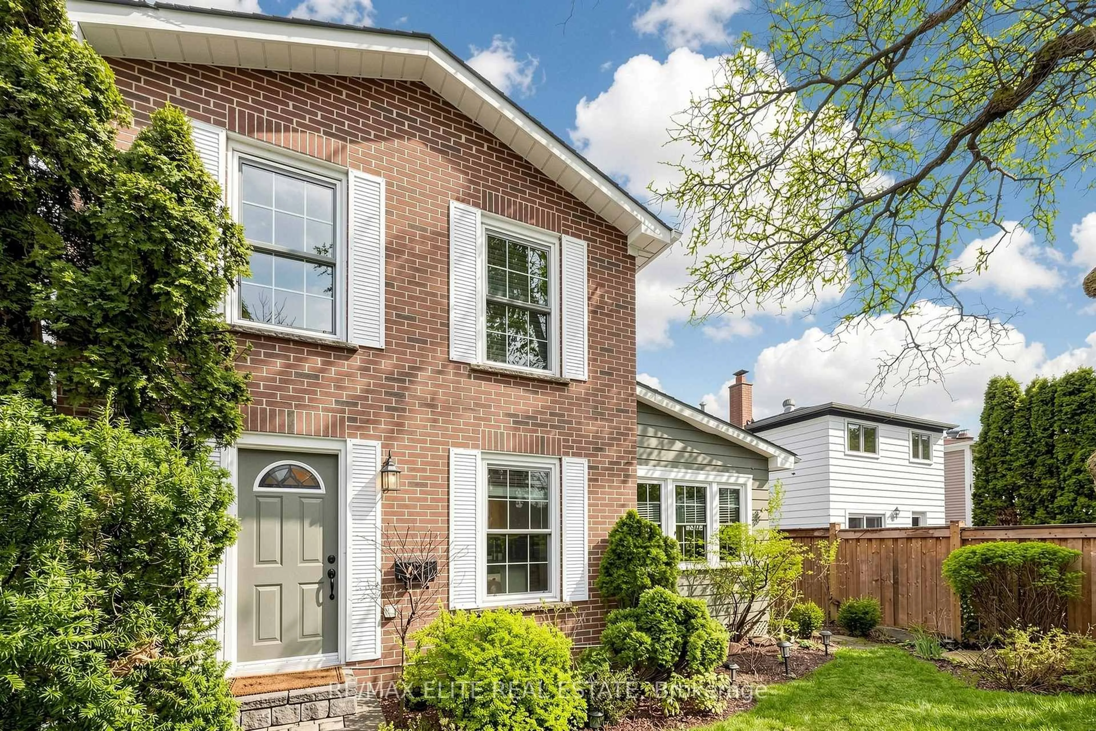 Home with brick exterior material, street for 74 Lillooet Cres, Richmond Hill Ontario L4C 5A7