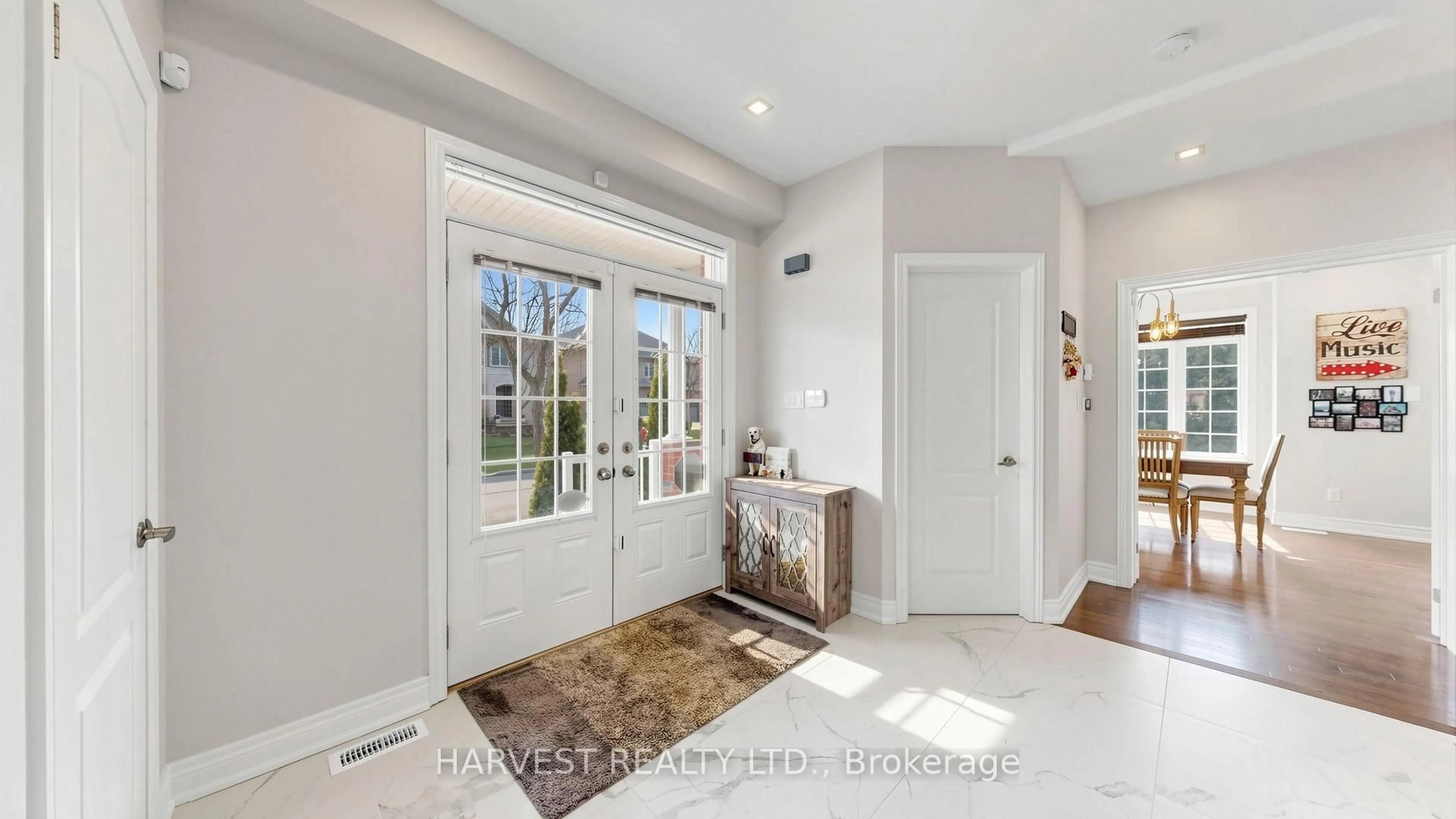 Indoor entryway for 1112 Quaker Tr, Newmarket Ontario L3X 3E2
