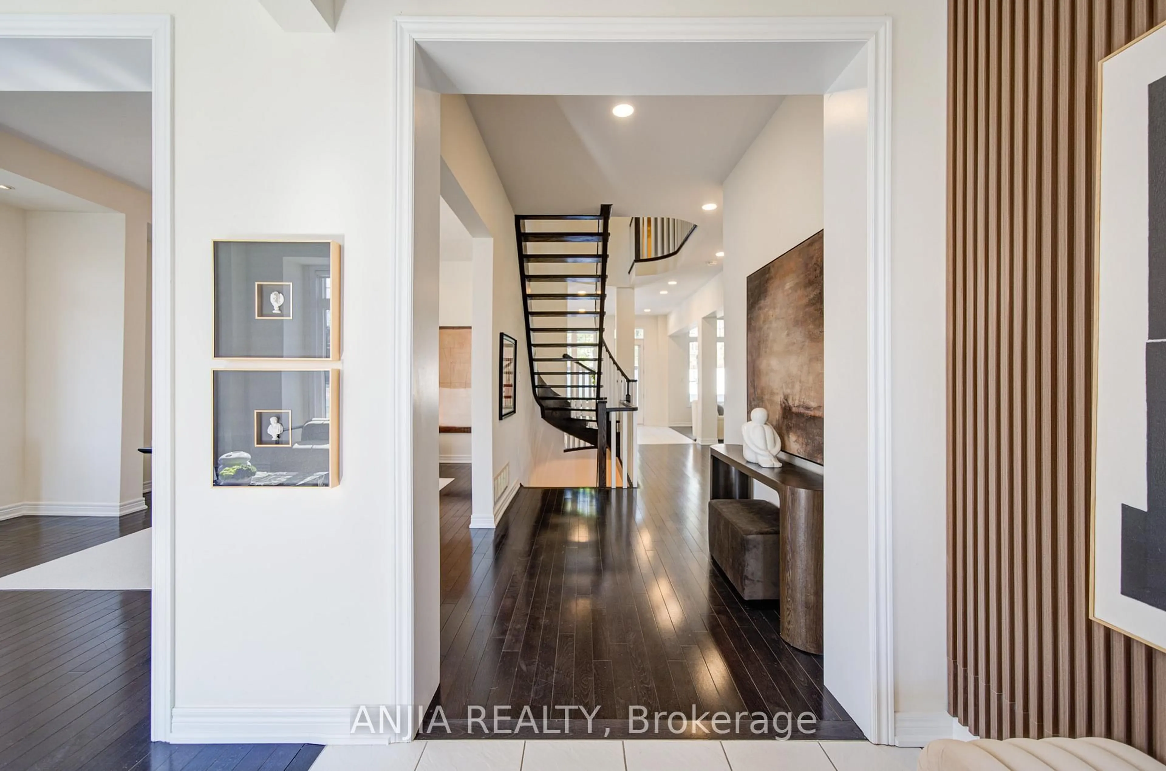 Indoor entryway for 2 Yorkton Blvd, Markham Ontario L6C 0J9