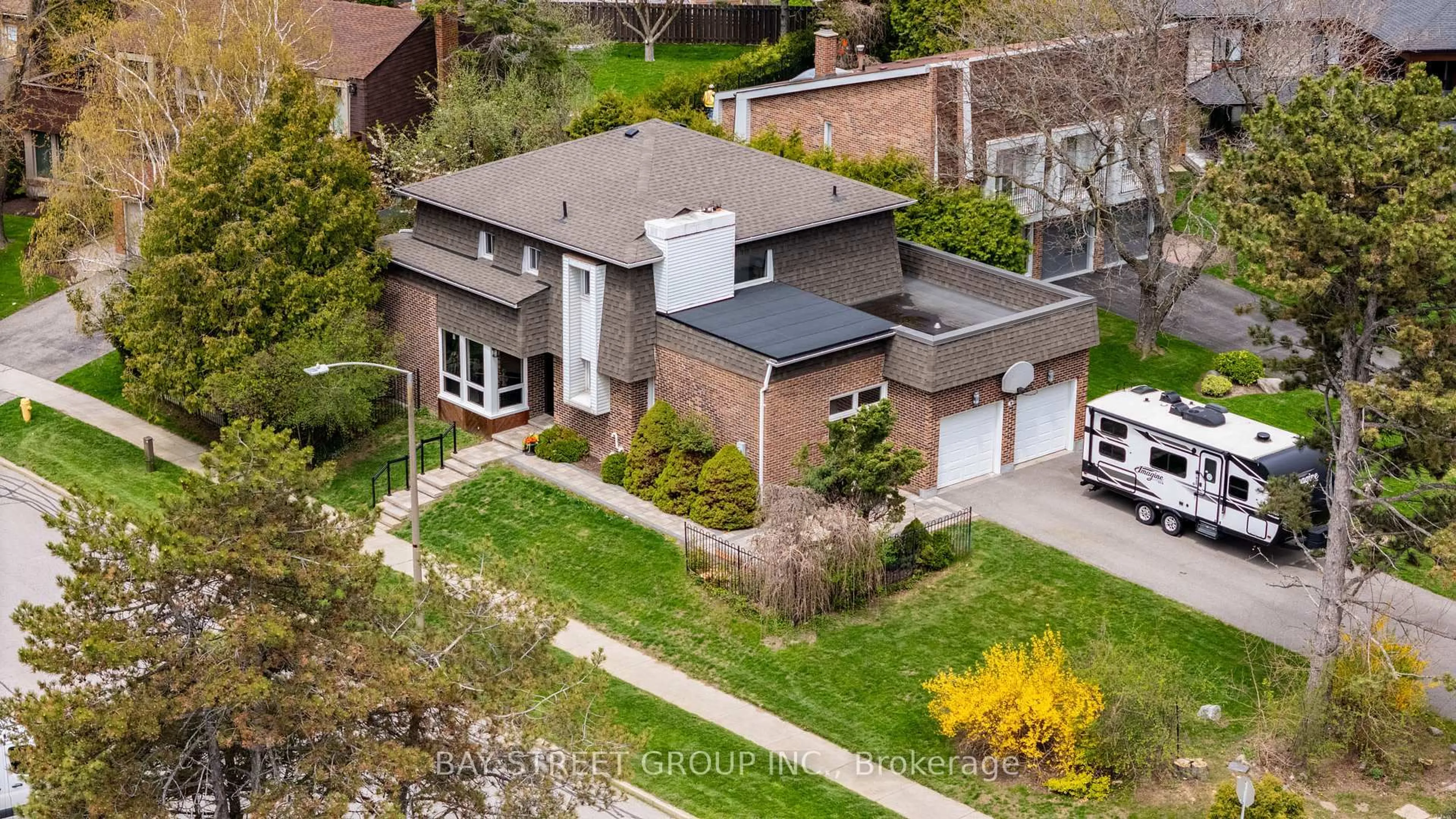 A pic from outside/outdoor area/front of a property/back of a property/a pic from drone, street for 62 Captain Rolph Crt, Markham Ontario L3P 3K9