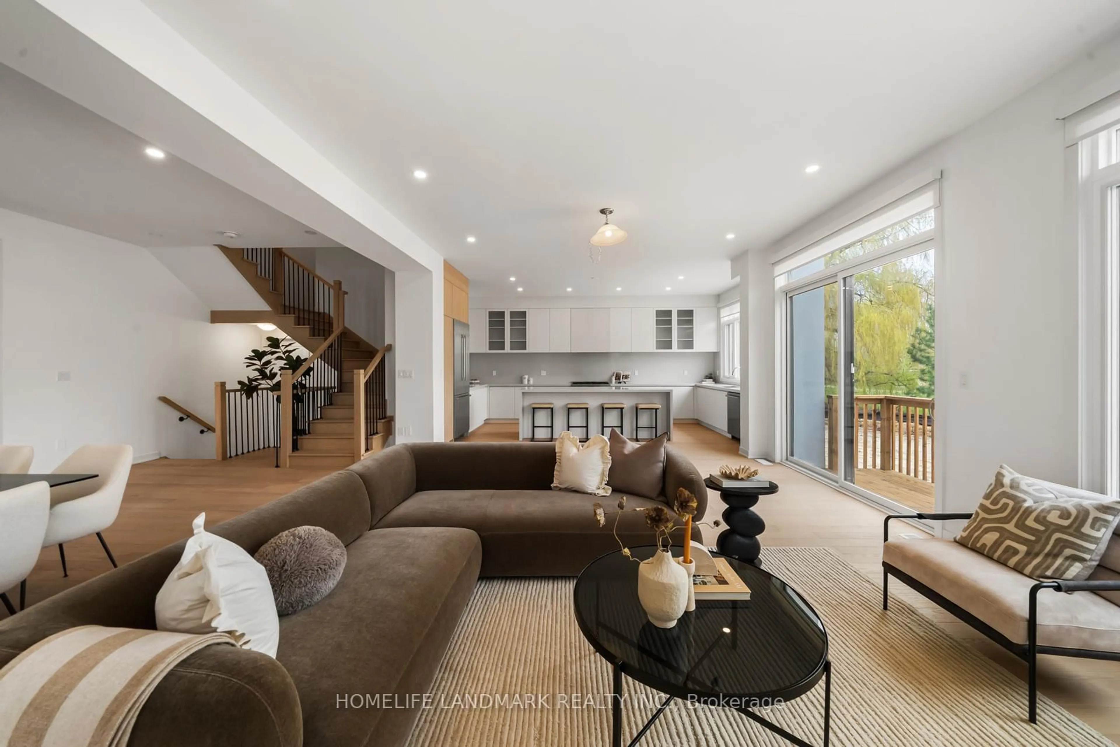 Living room with furniture, unknown for 35 Imogene Crt, Richmond Hill Ontario L4C 5W9