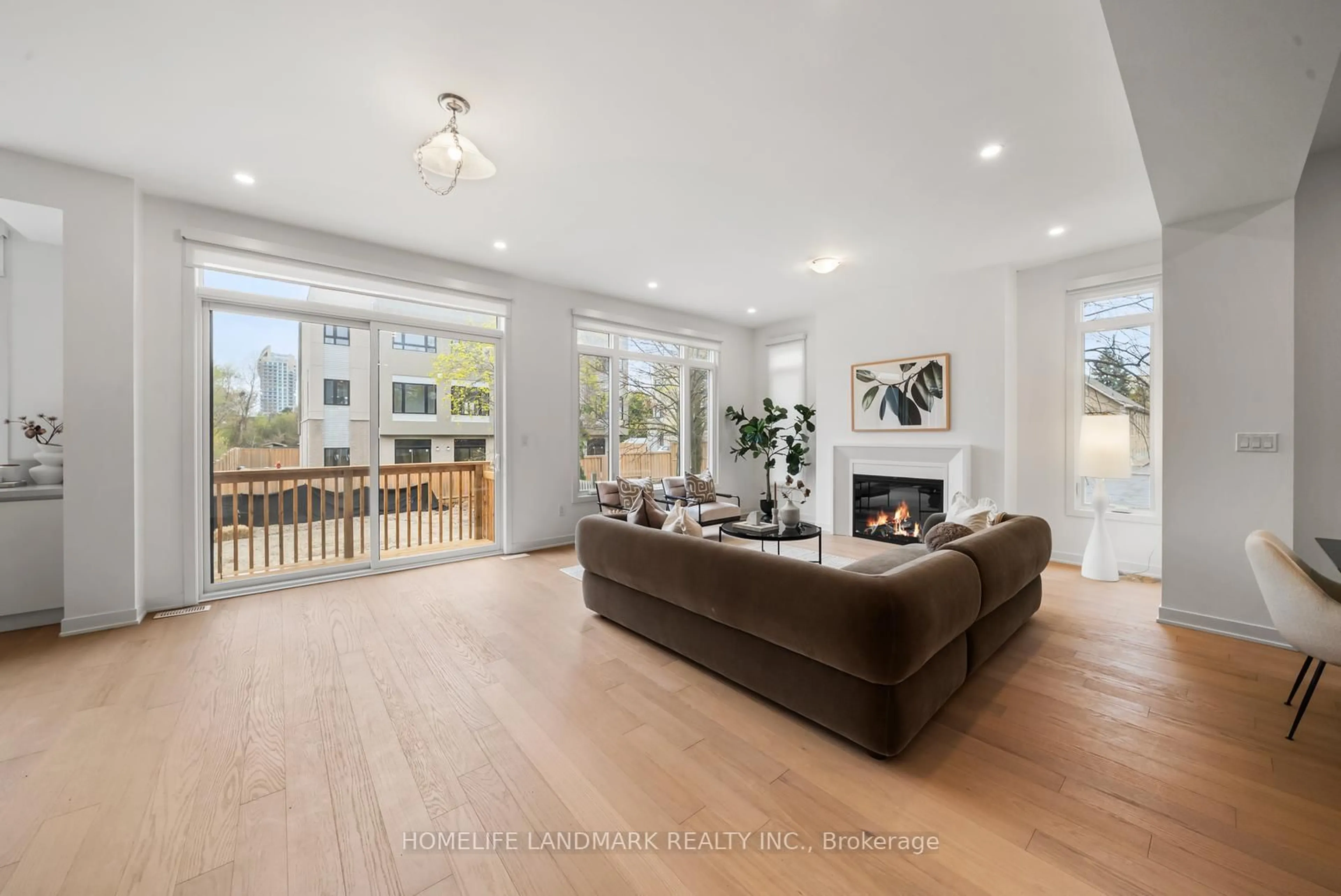 Living room with furniture, unknown for 35 Imogene Crt, Richmond Hill Ontario L4C 5W9