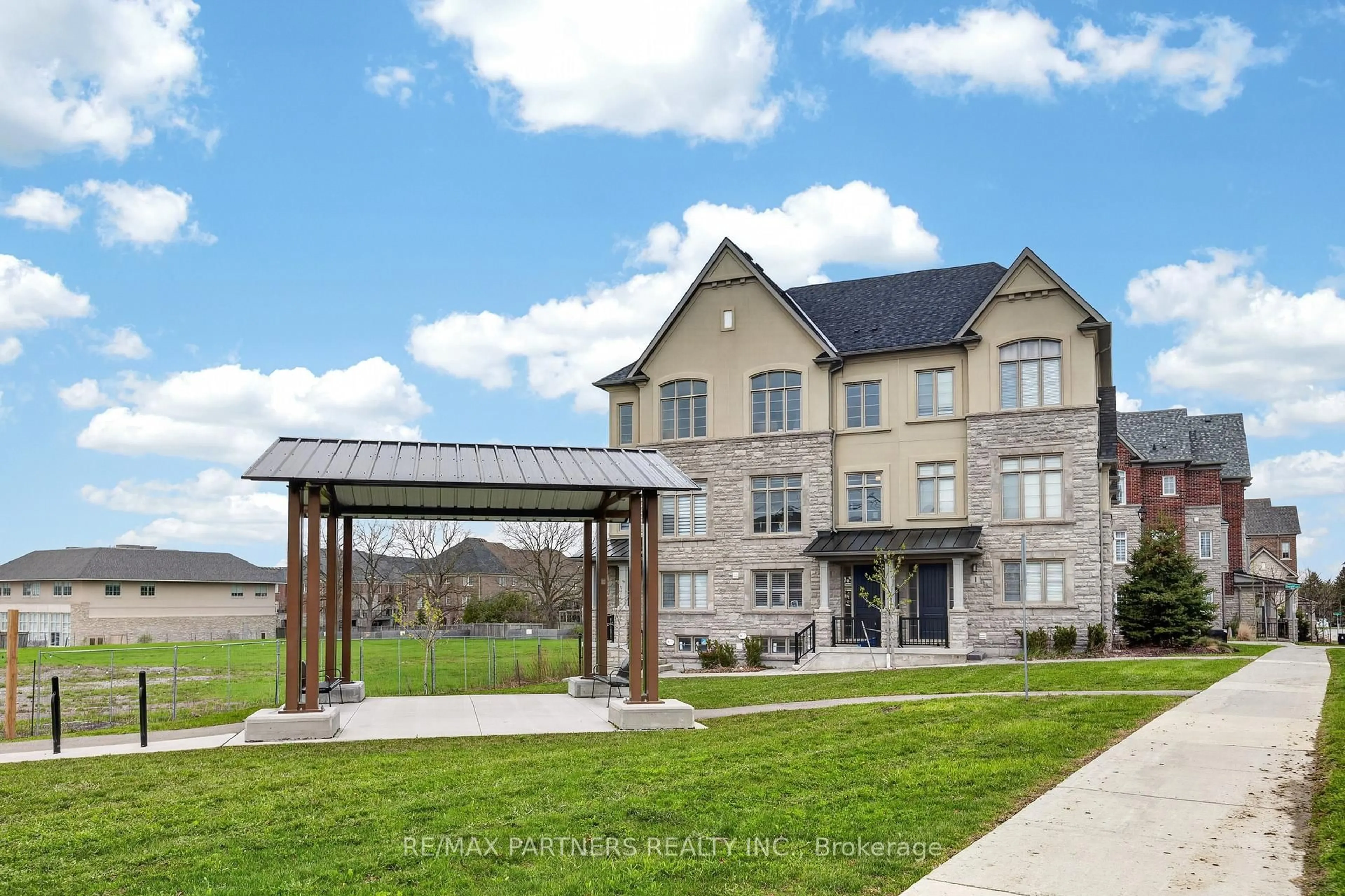 Patio, building for 3 Fernhill Lane, Markham Ontario L6C 0Y5