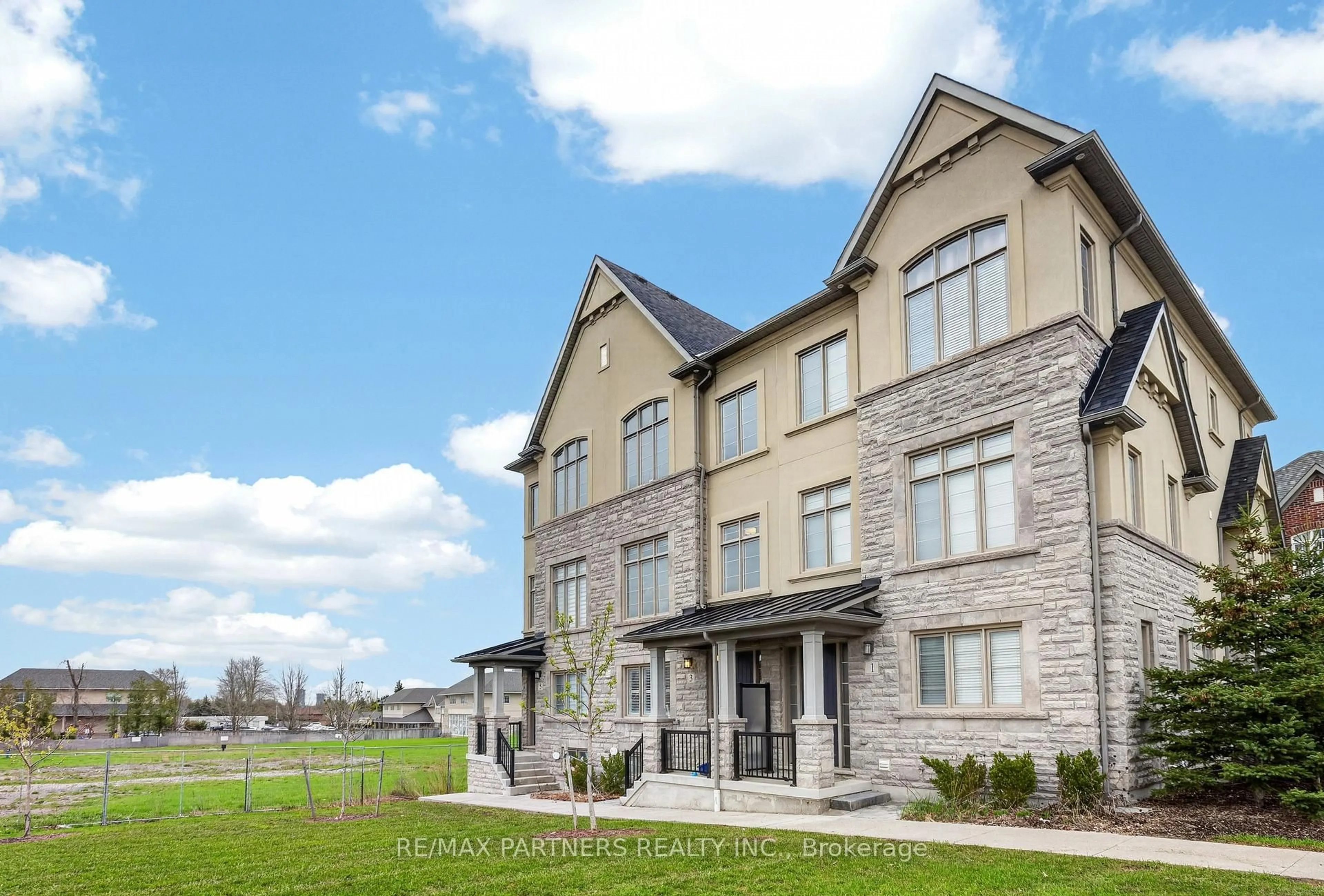 Patio, building for 3 Fernhill Lane, Markham Ontario L6C 0Y5