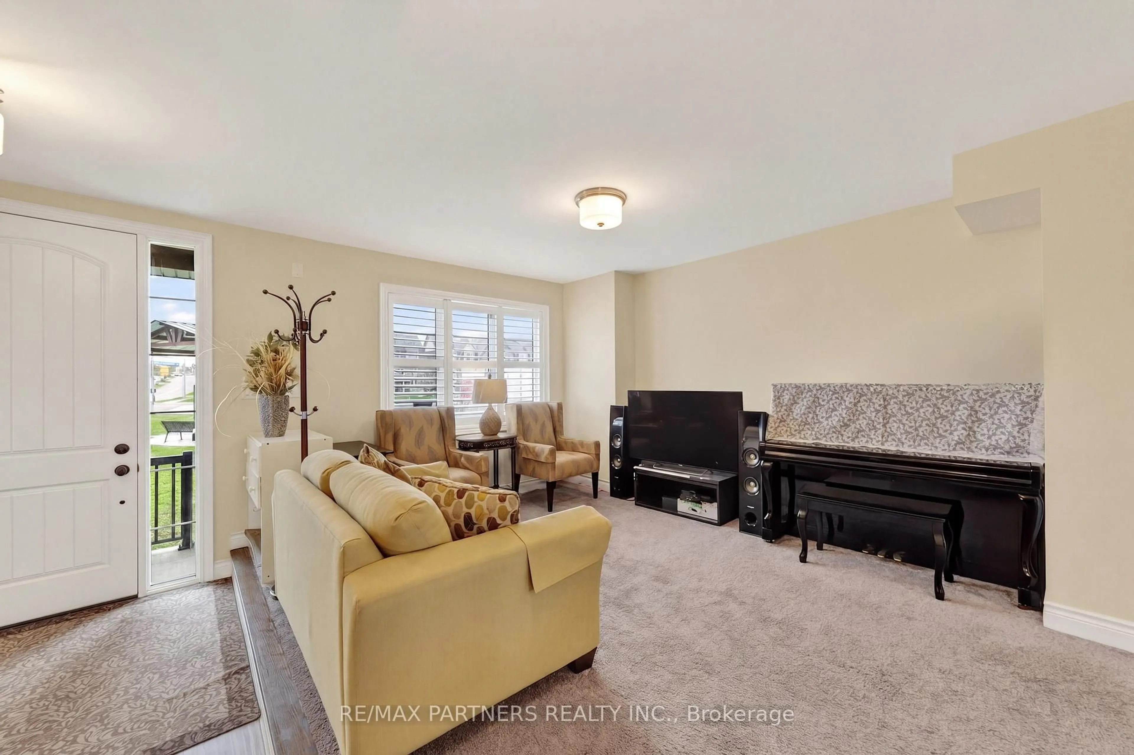 Living room with furniture, unknown for 3 Fernhill Lane, Markham Ontario L6C 0Y5