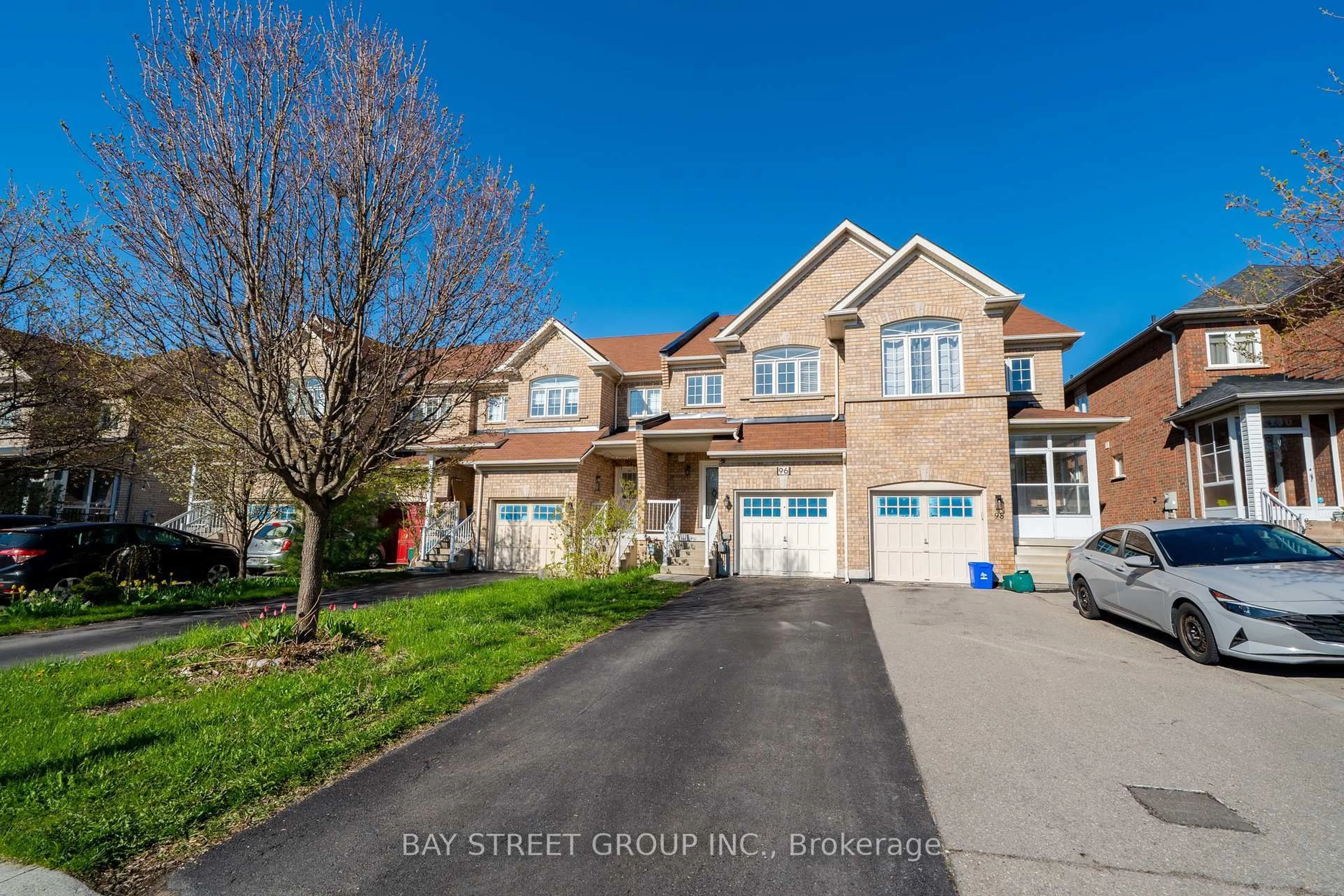 A pic from outside/outdoor area/front of a property/back of a property/a pic from drone, street for 96 Goode St, Richmond Hill Ontario L4S 2T6