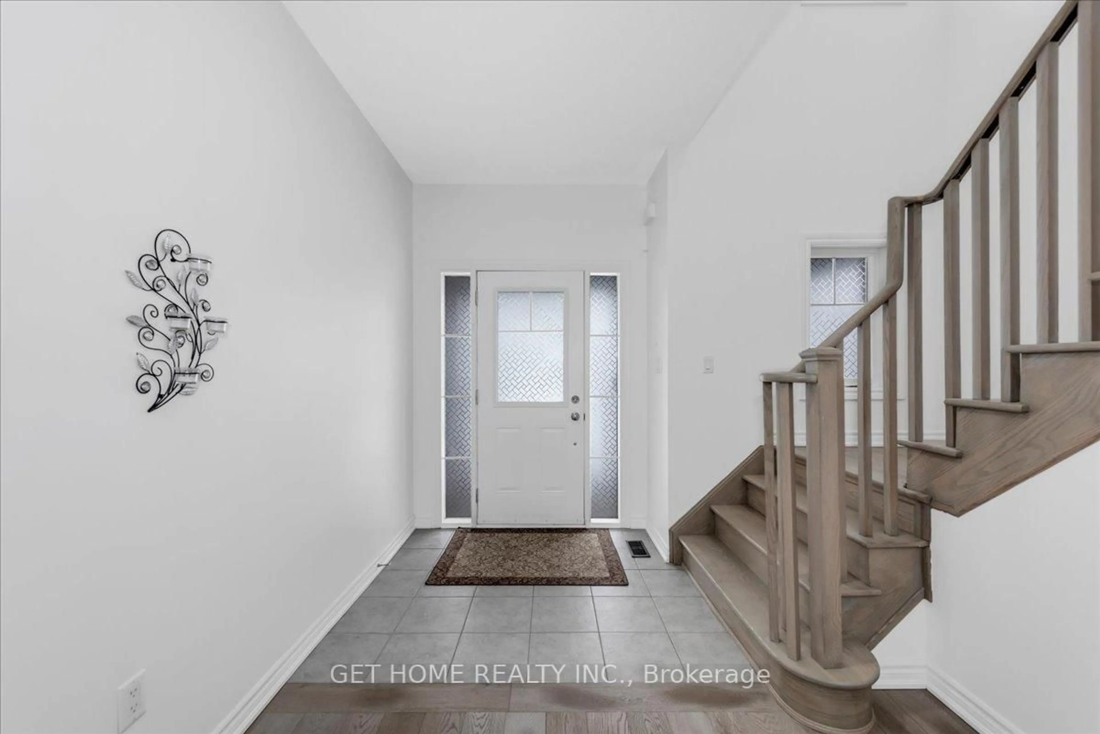Indoor entryway for 1252 Peelar Cres, Innisfil Ontario L0L 1W0