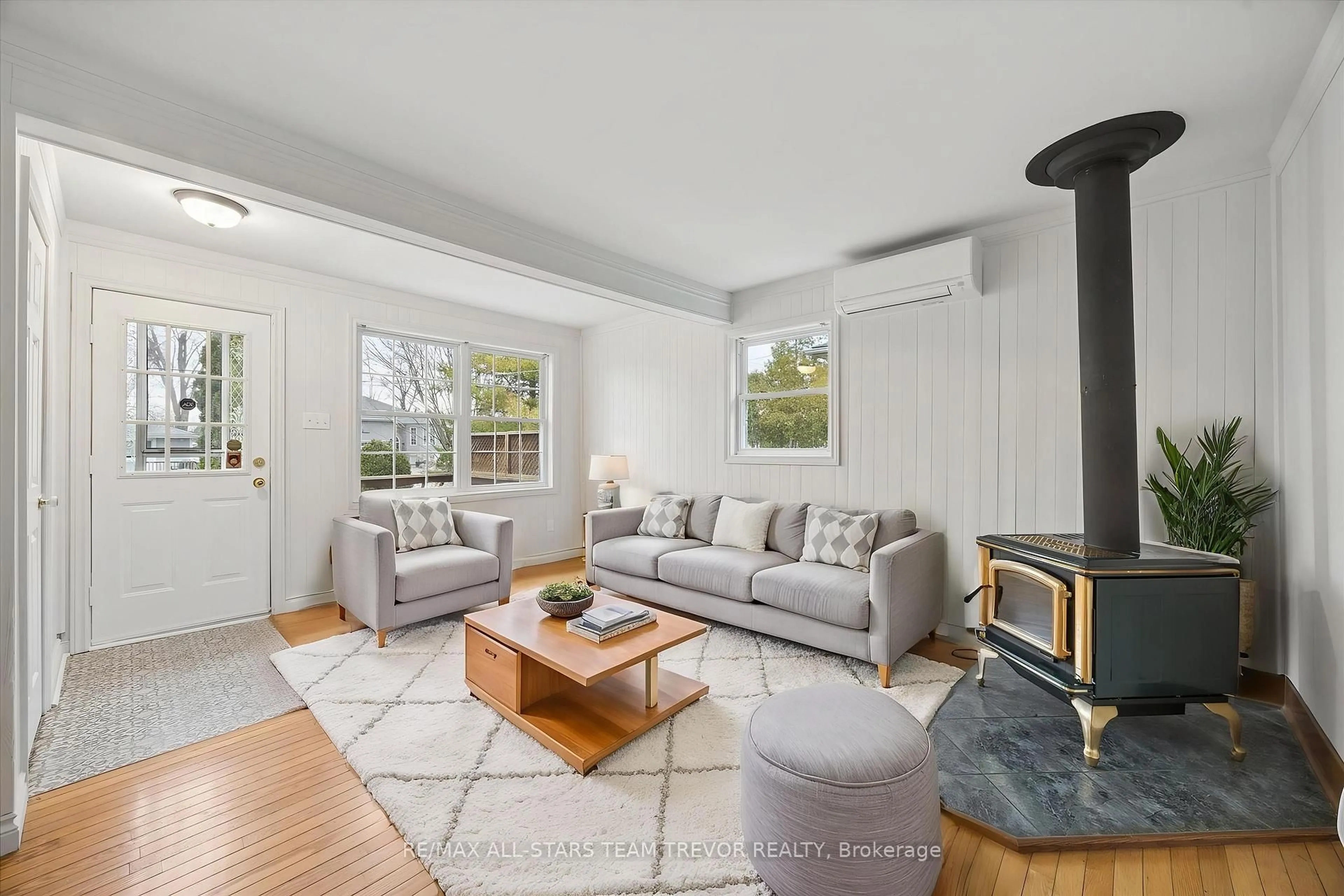 Living room with furniture, unknown for 1007 Barton Ave, Georgina Ontario L4P 3E9