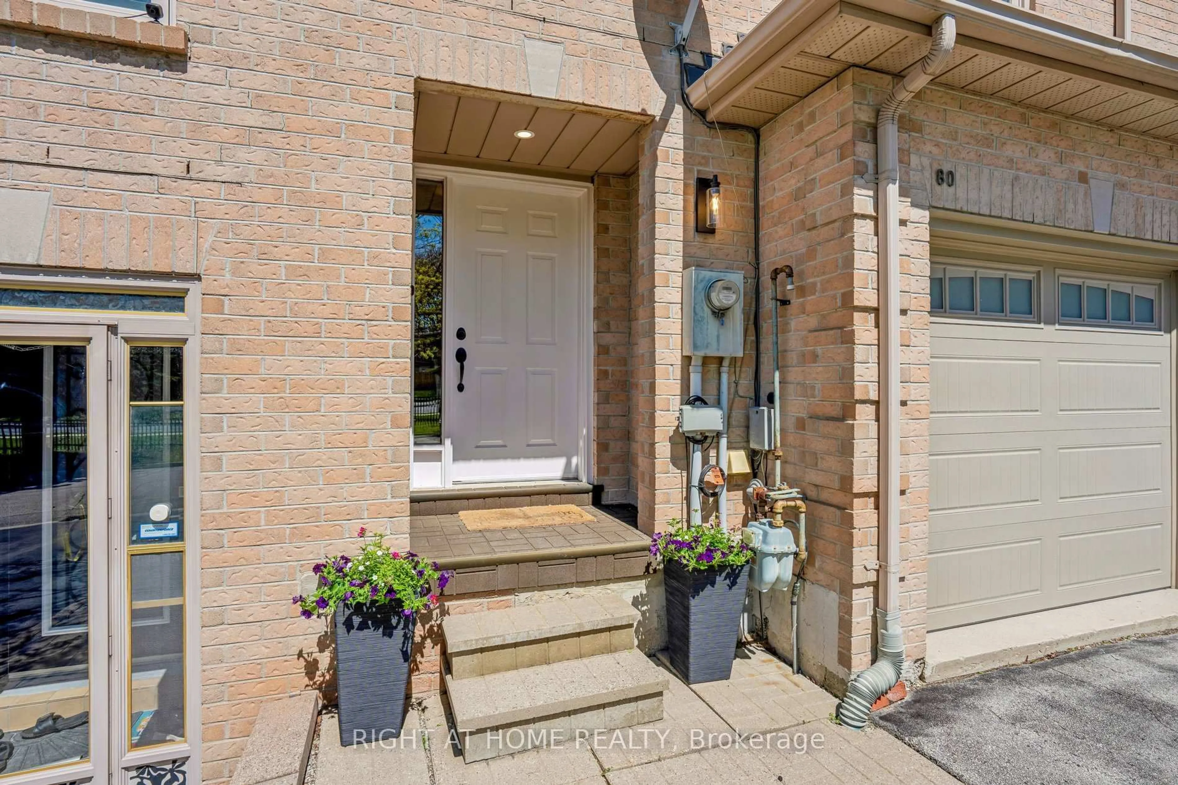 Indoor entryway for 80 Wetherby Circ, Markham Ontario L3T 7R8