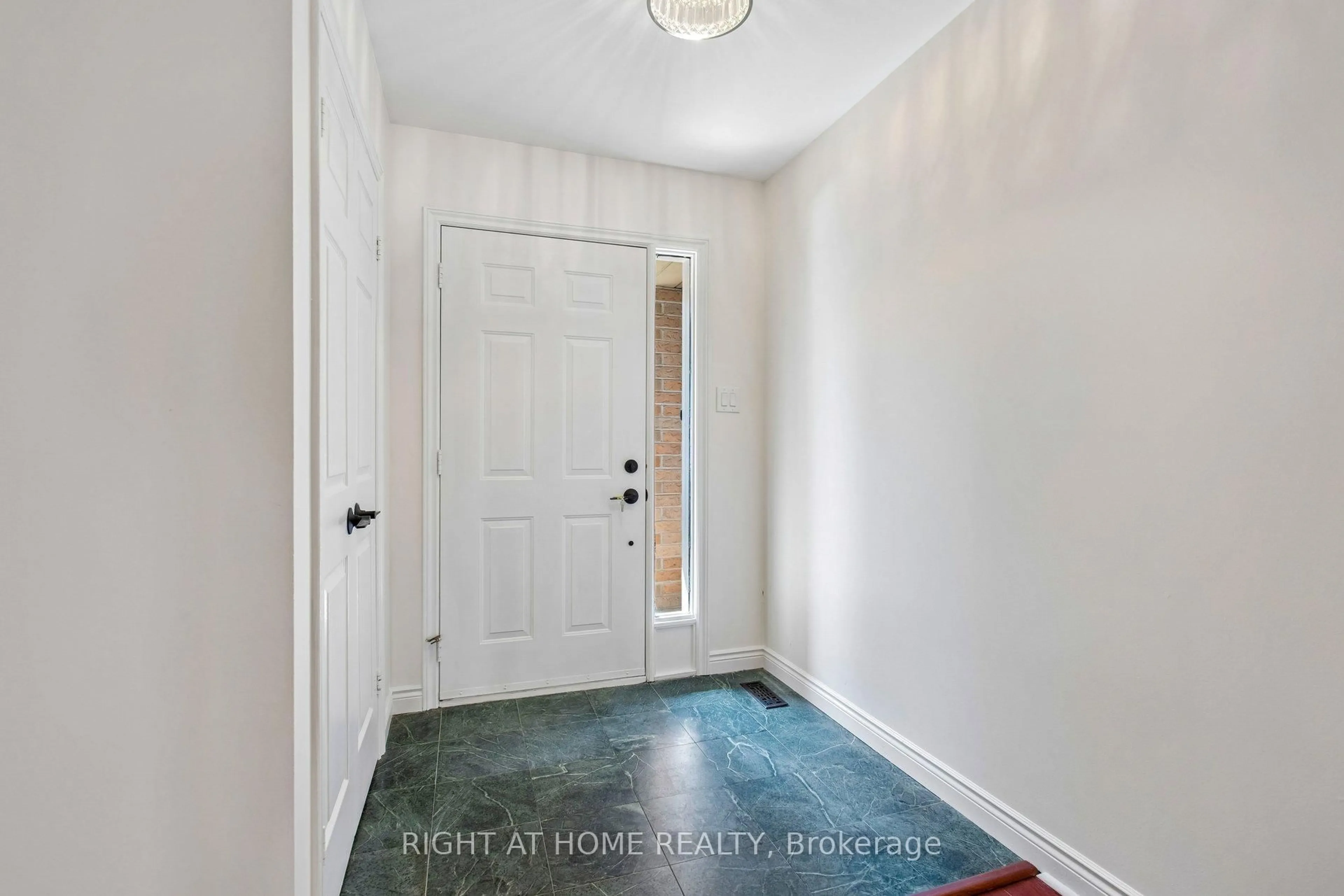 Indoor entryway for 80 Wetherby Circ, Markham Ontario L3T 7R8
