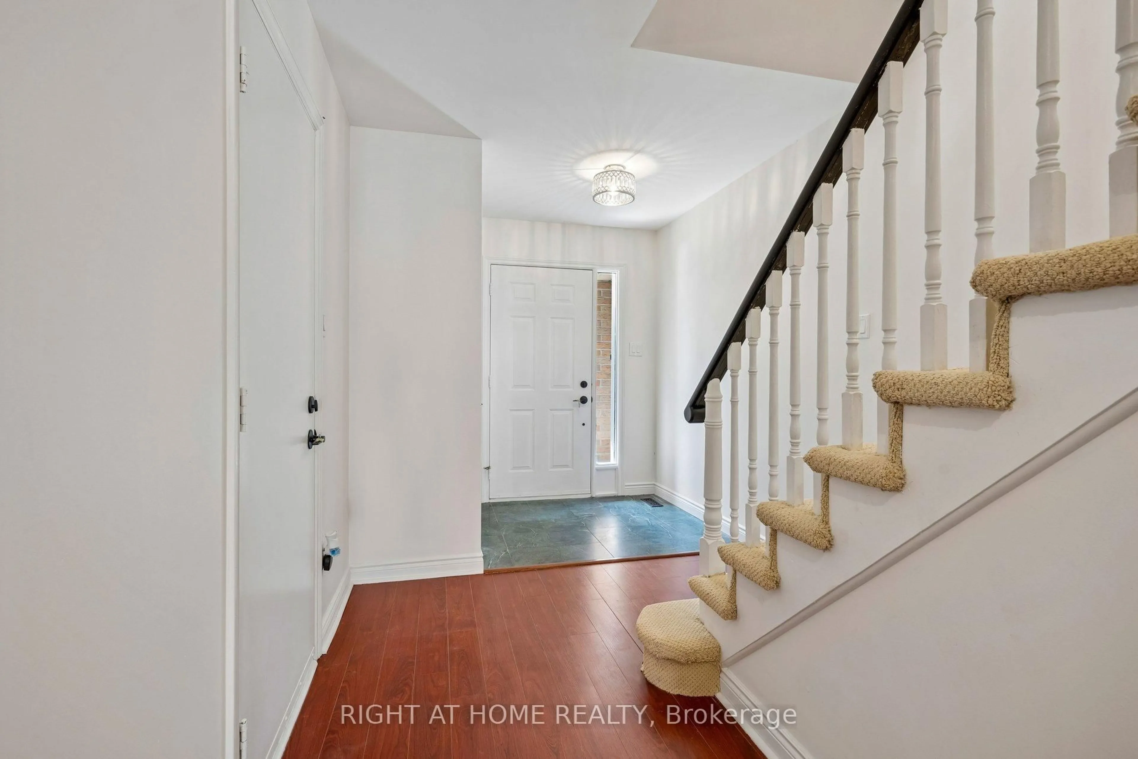 Indoor entryway for 80 Wetherby Circ, Markham Ontario L3T 7R8