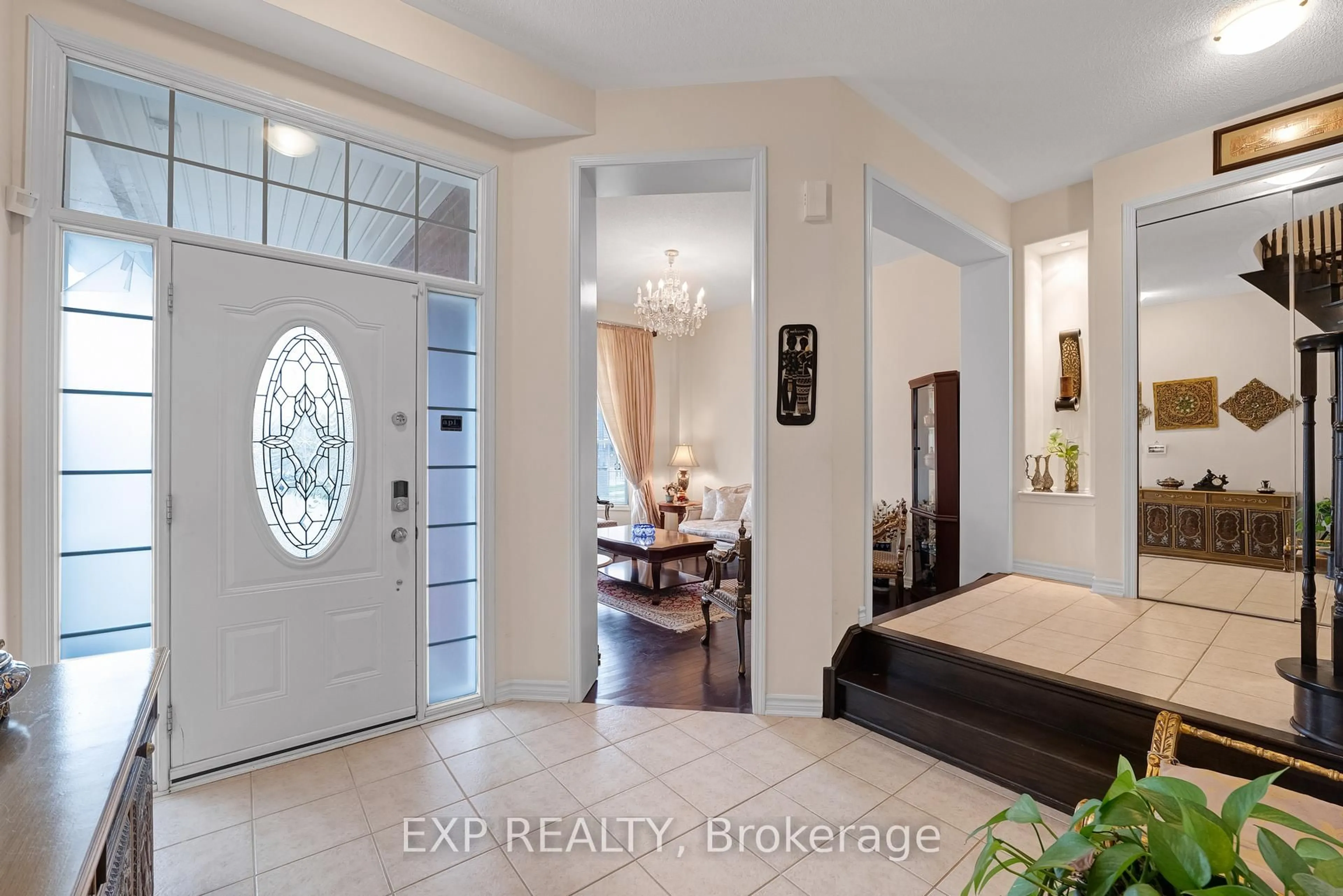 Indoor entryway for 323 Cheryl Mews Blvd, Newmarket Ontario L3X 3J6