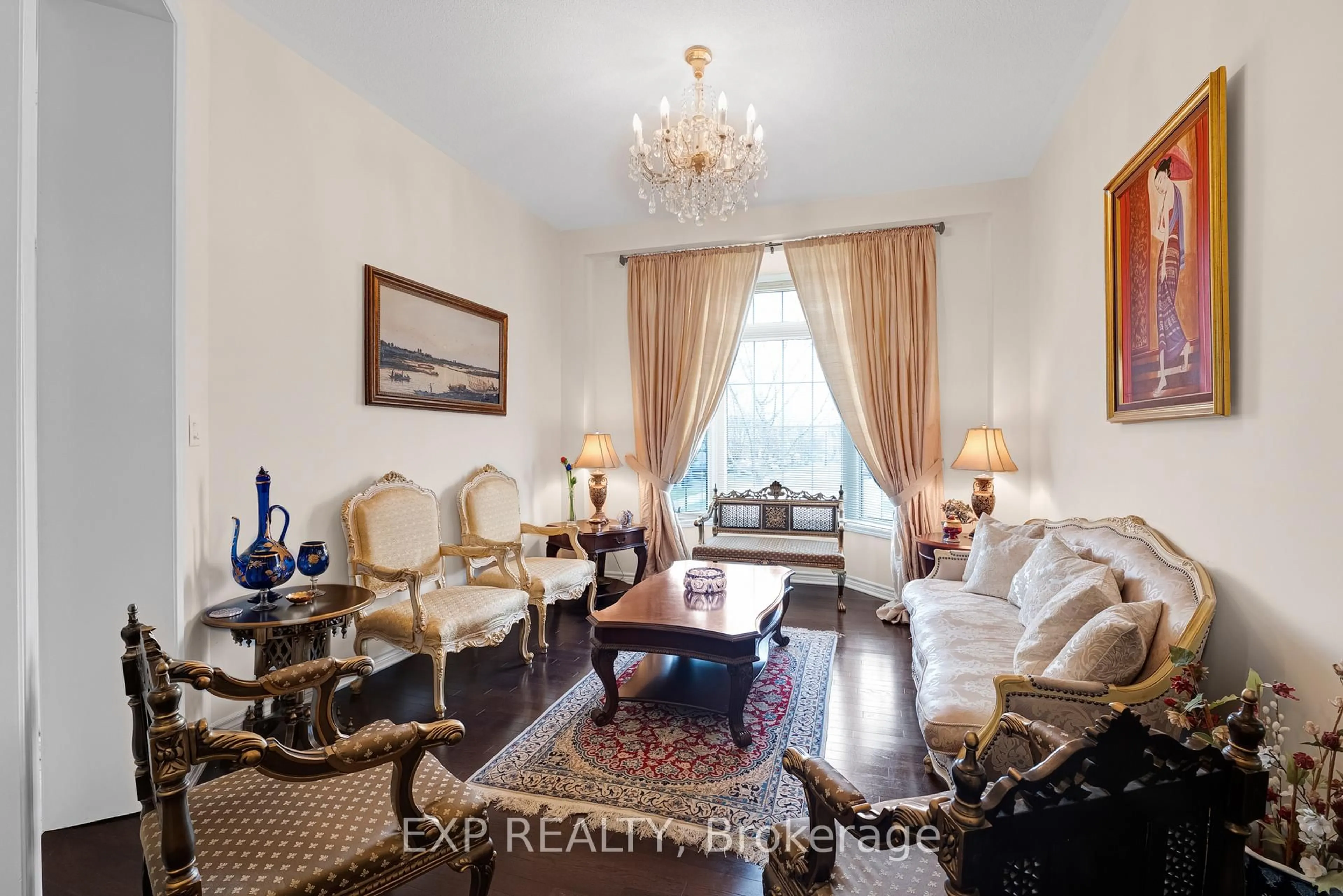Living room with furniture, wood/laminate floor for 323 Cheryl Mews Blvd, Newmarket Ontario L3X 3J6