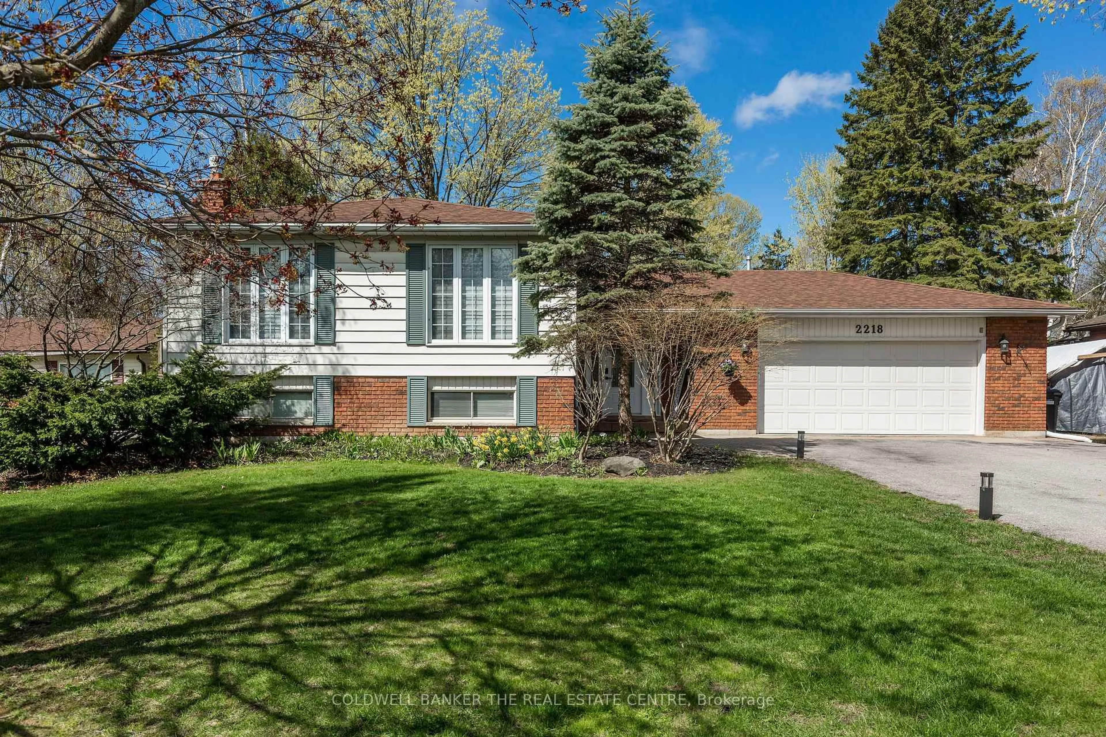 Home with vinyl exterior material, street for 2218 Mildred Ave, Innisfil Ontario L9S 2B9