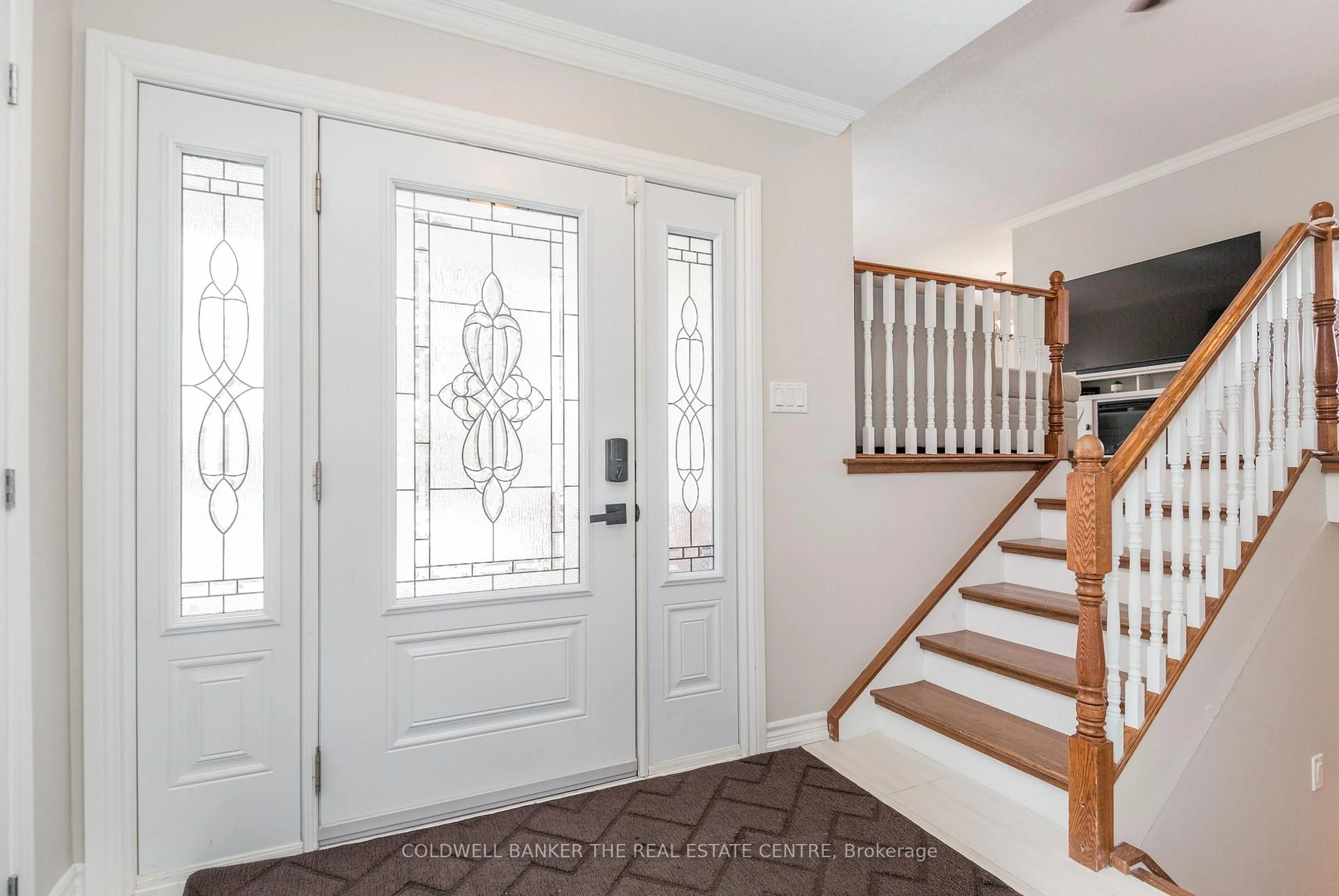 Indoor entryway for 2218 Mildred Ave, Innisfil Ontario L9S 2B9