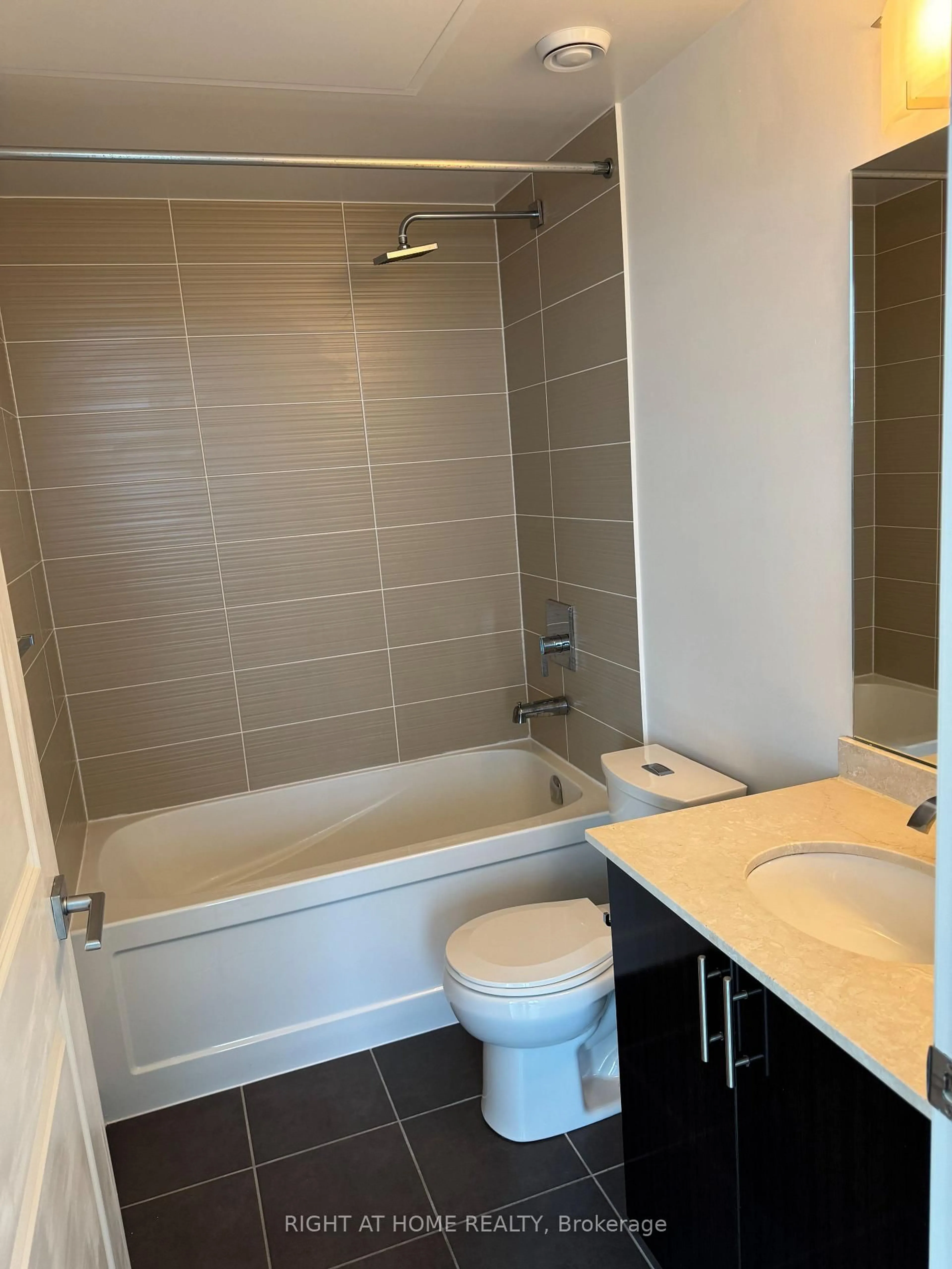 Standard bathroom, ceramic/tile floor for 7167 YONGE St #PH1-106, Markham Ontario L3T 0E1