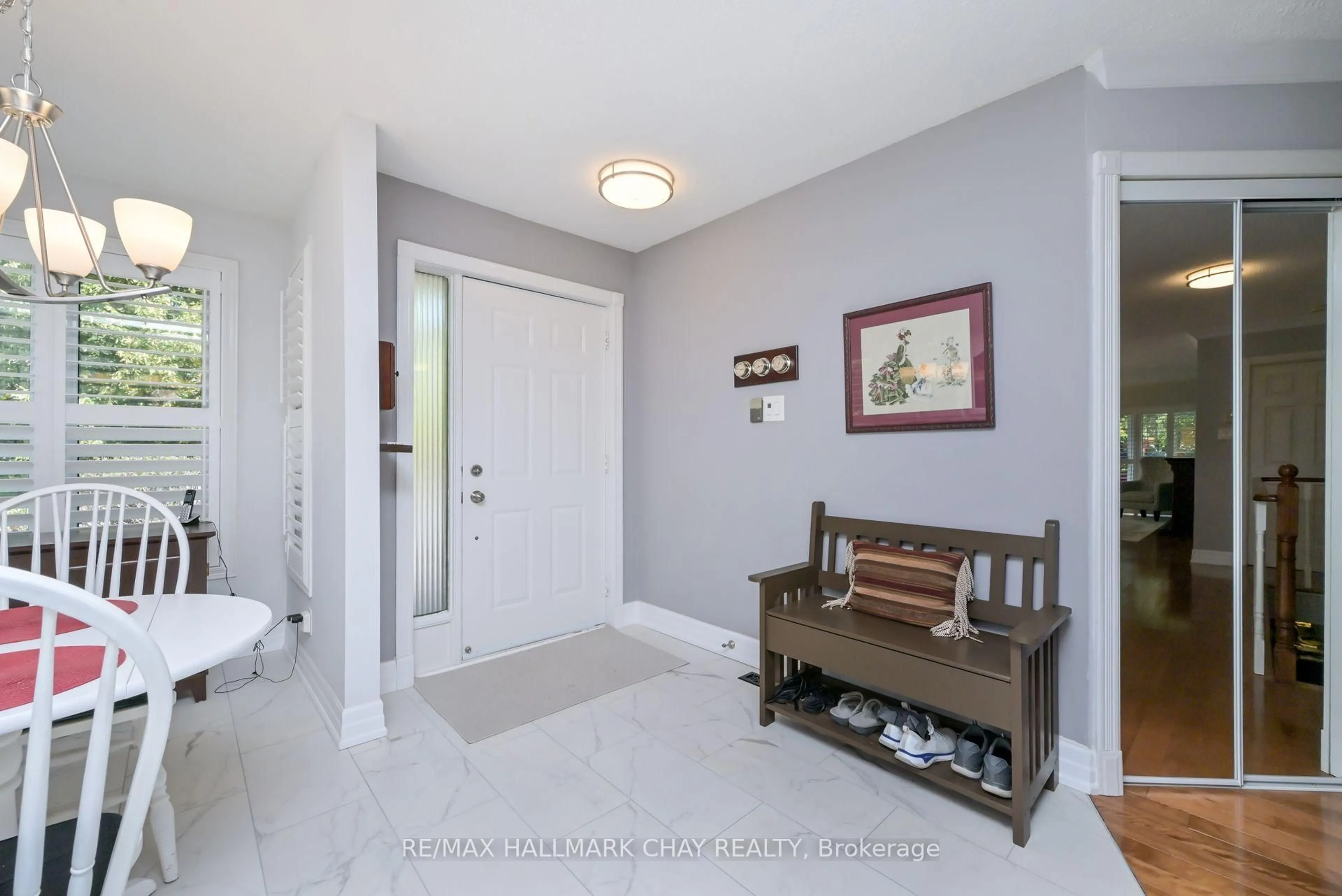 Indoor entryway for 45 Green Briar Rd, New Tecumseth Ontario L9R 1R6