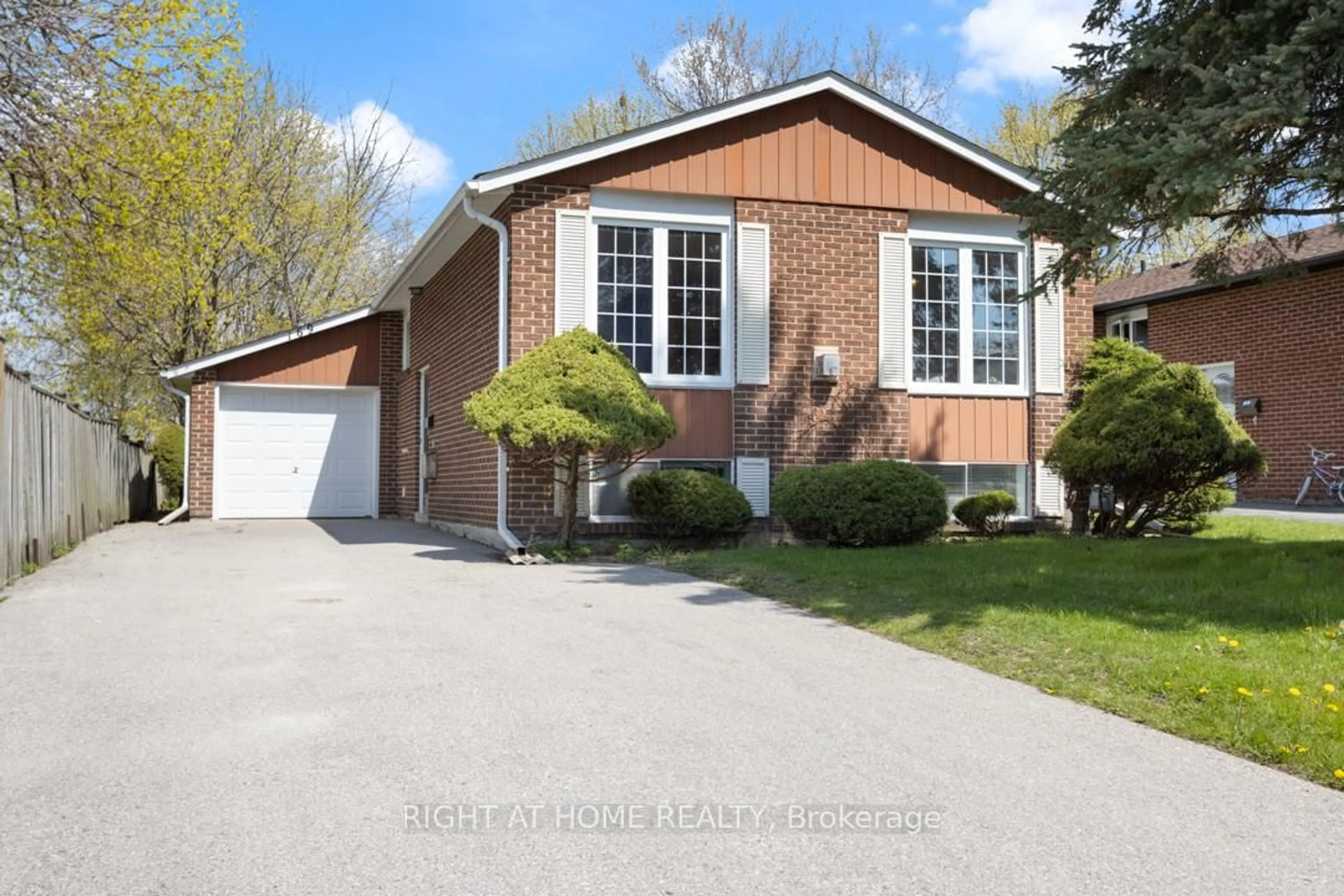 Home with brick exterior material, street for 169 William Roe Blvd, Newmarket Ontario L3Y 1B4