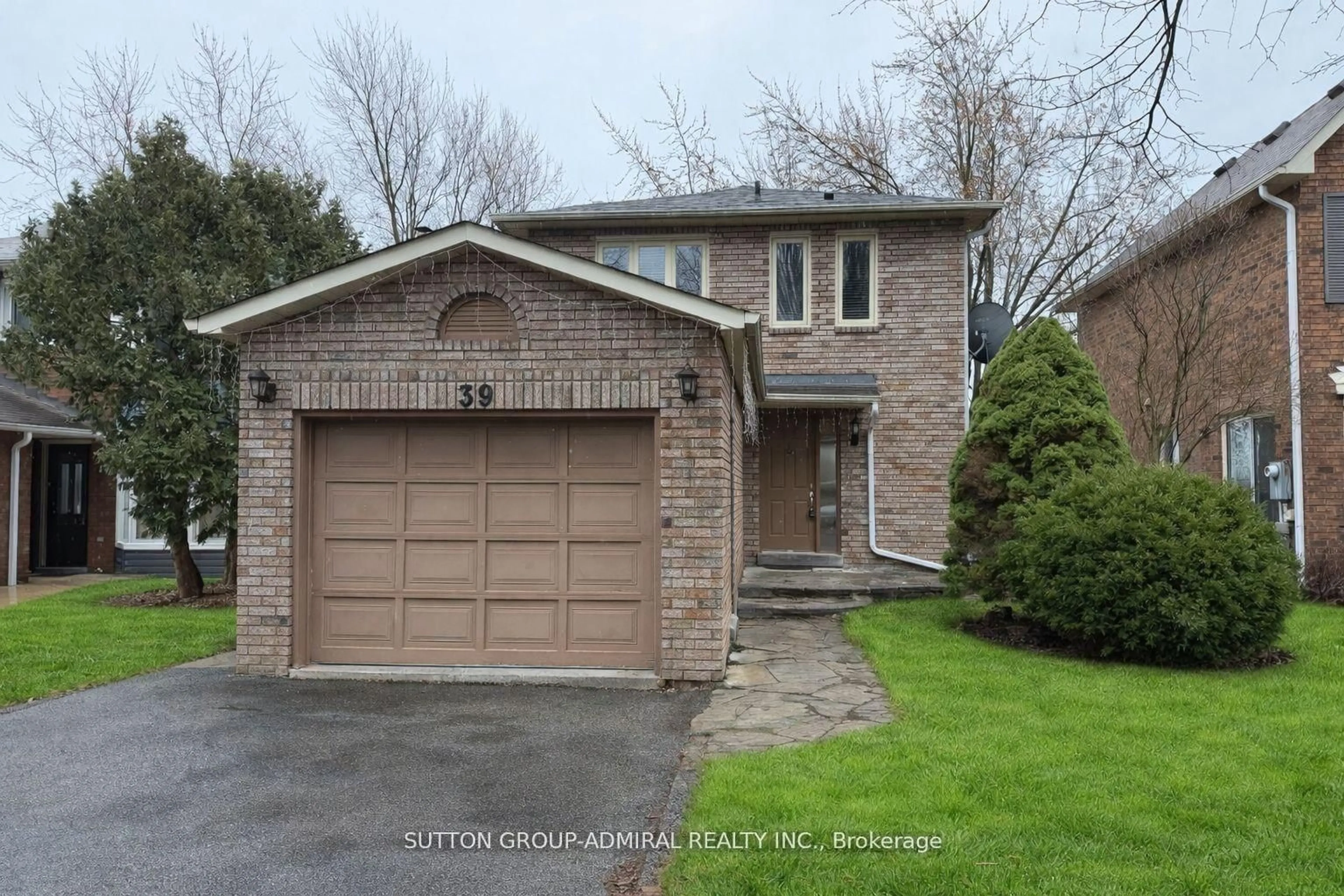 Home with brick exterior material, street for 39 April Gdns, Aurora Ontario L4G 4R7