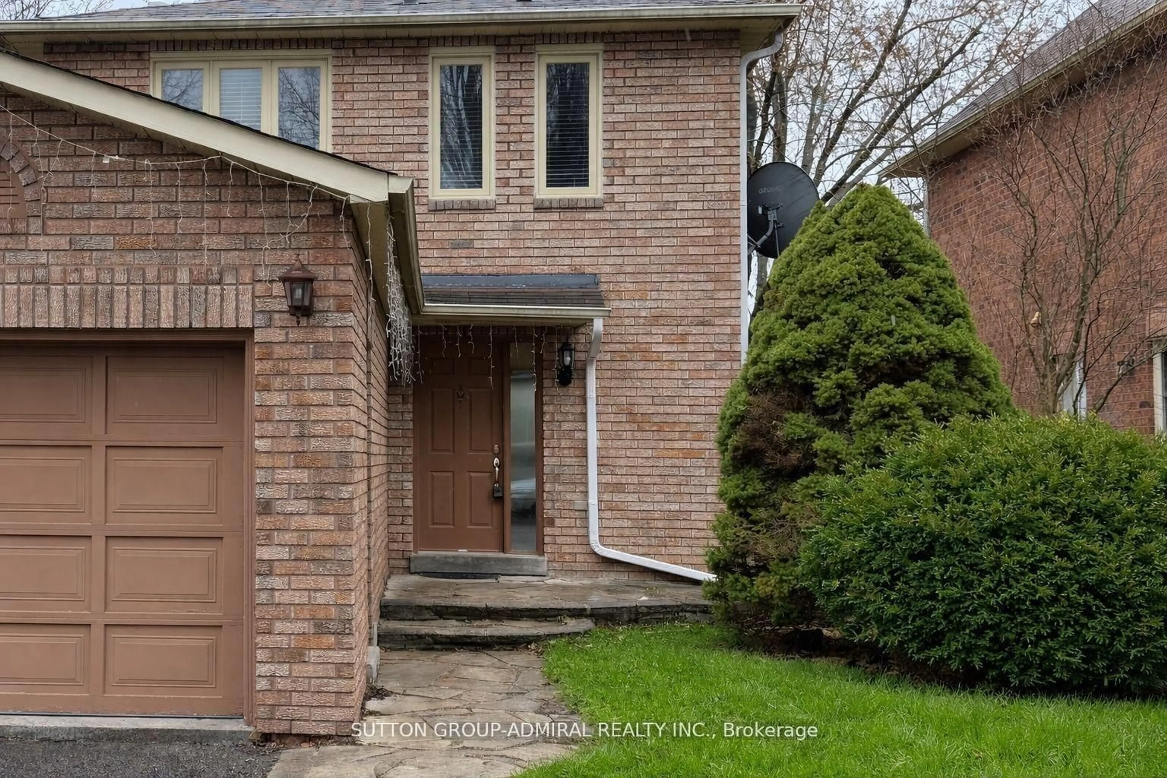 Home with brick exterior material, street for 39 April Gdns, Aurora Ontario L4G 4R7