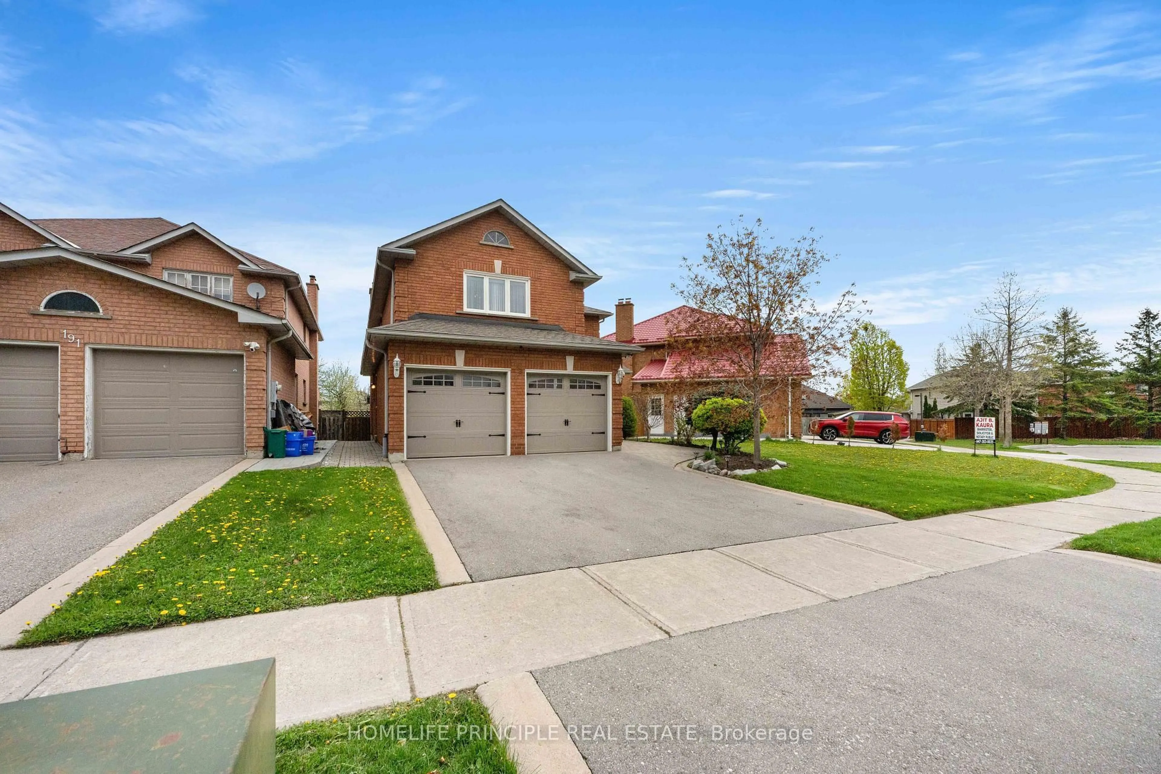 A pic from outside/outdoor area/front of a property/back of a property/a pic from drone, street for 195 View North Crt, Vaughan Ontario L4L 8S3