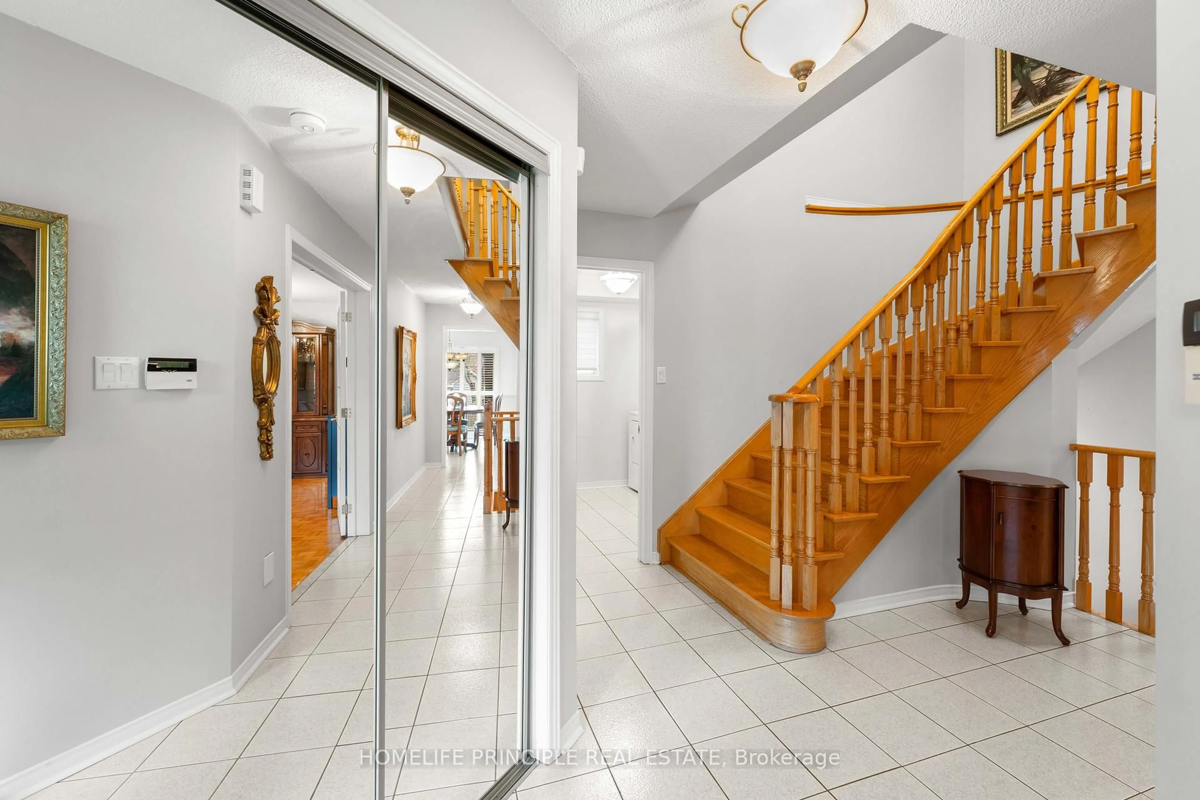 Indoor foyer for 195 View North Crt, Vaughan Ontario L4L 8S3